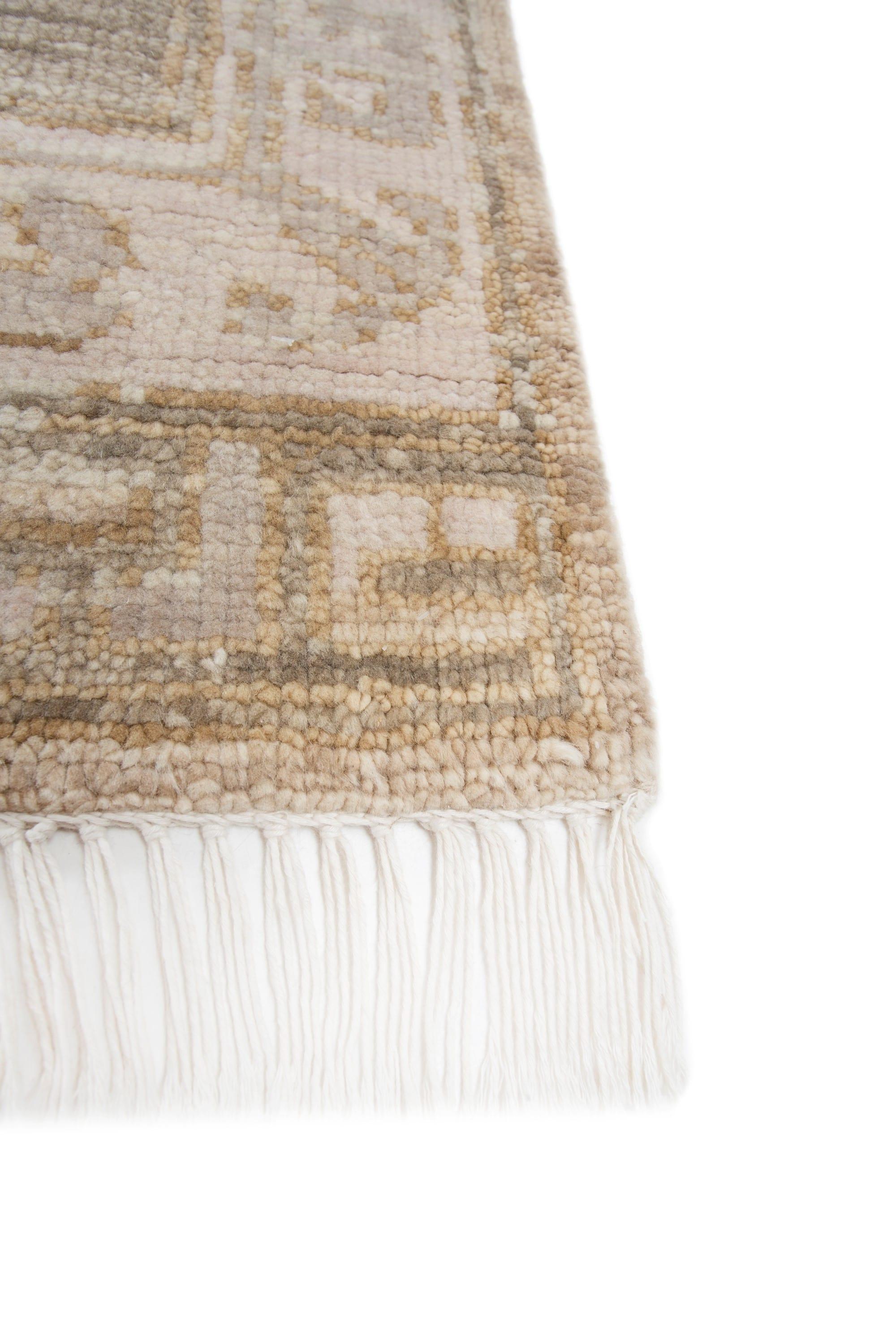 Néocolonial Tapis noué à la main en ivoire foncé et caramel moyen, design transitionnel en vente