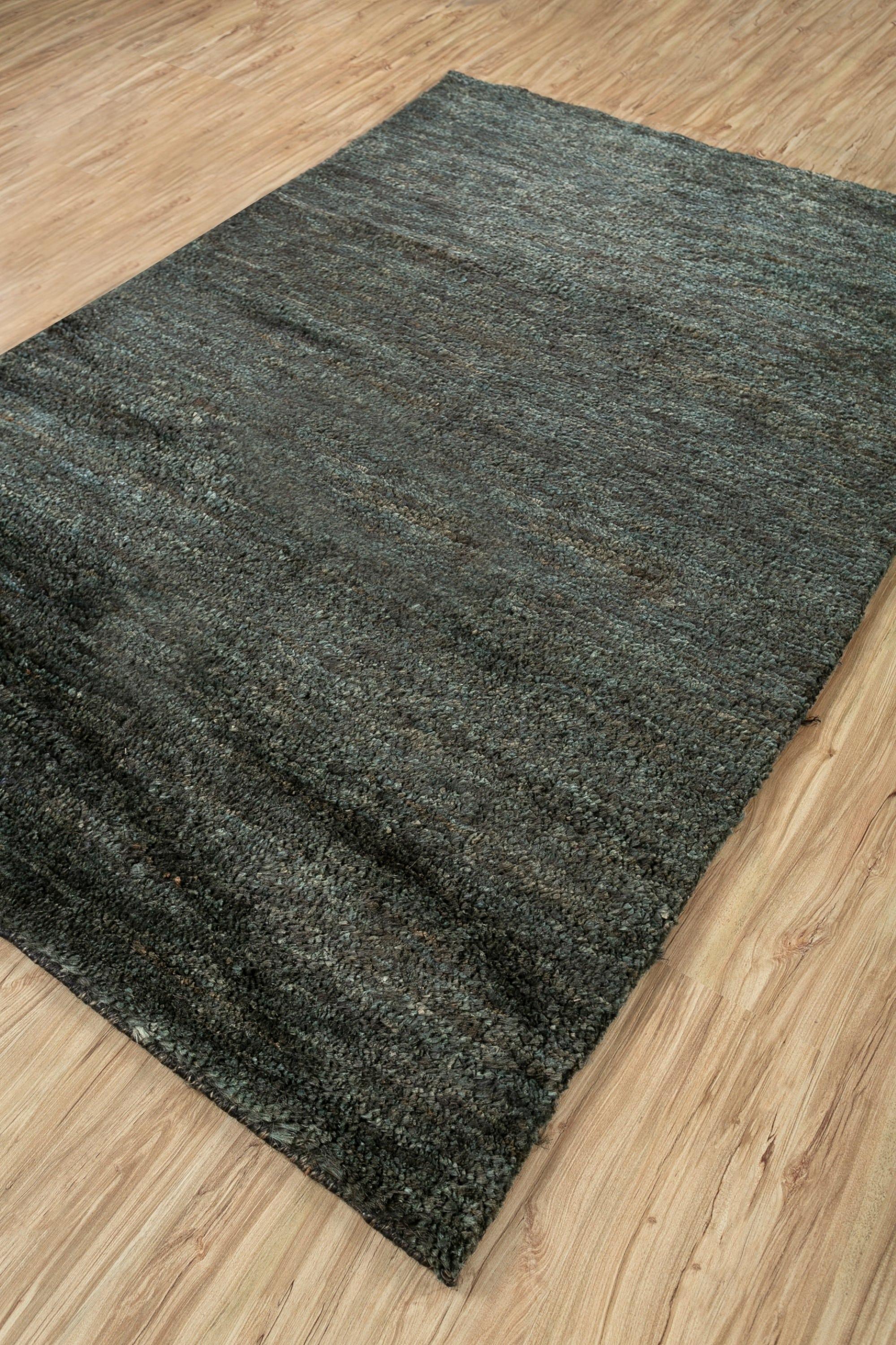 Aporta una sofisticación discreta a tu espacio con esta alfombra de lana anudada a mano de Jaipur Rugs, de 3 x 4 m, con una paleta de colores carbón oscuro y verde bosque. El sutil dibujo geométrico de la alfombra está cuidadosamente elaborado por