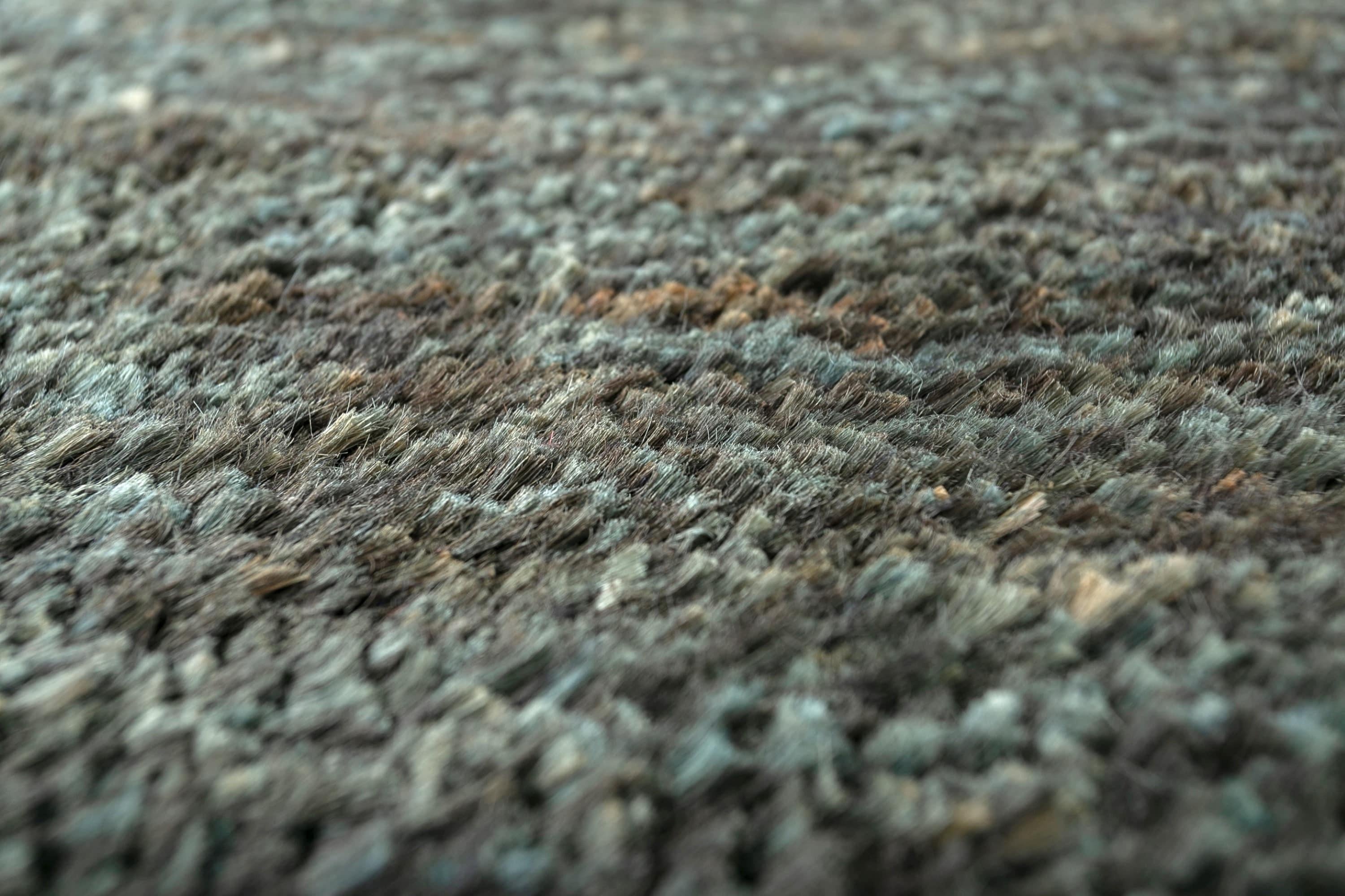 Alfombra de lana anudada a mano en gris oscuro y verde bosque, sutil diseño geométrico Indio en venta