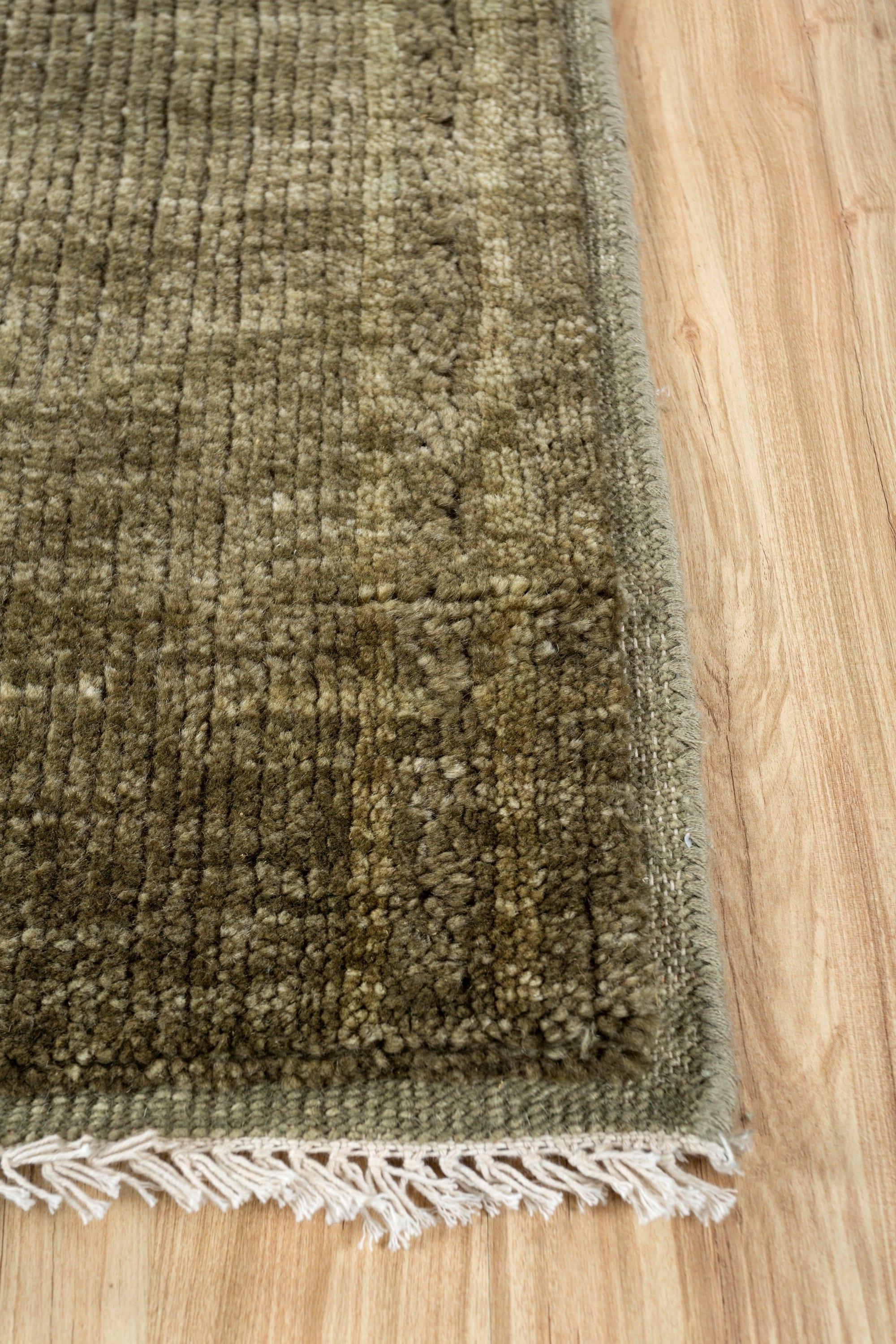 Revival Tapis noué à la main en vert profond, design solide élégant avec texture subtile en vente