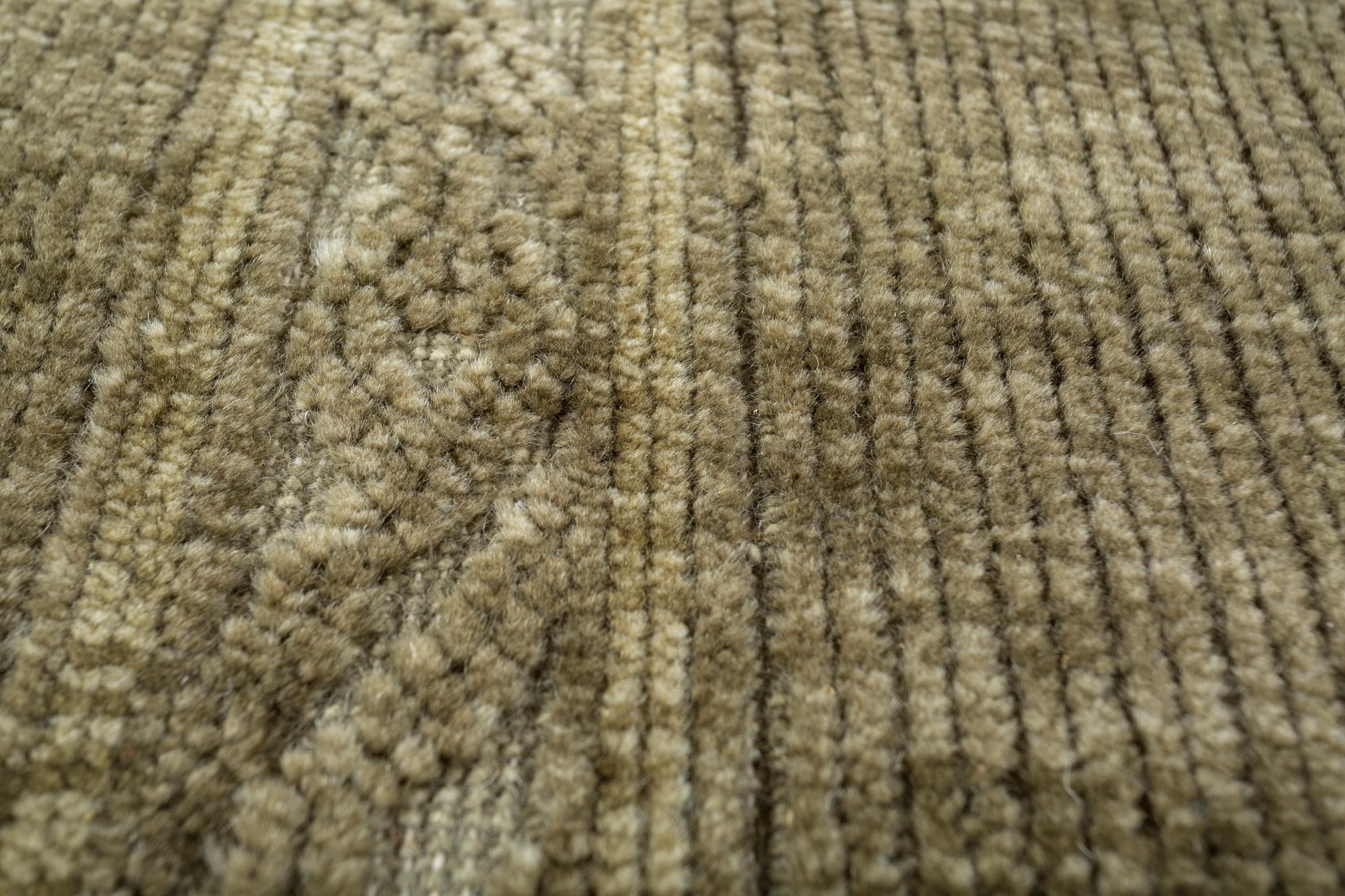 Noué à la main Tapis noué à la main en vert profond, design solide élégant avec texture subtile en vente