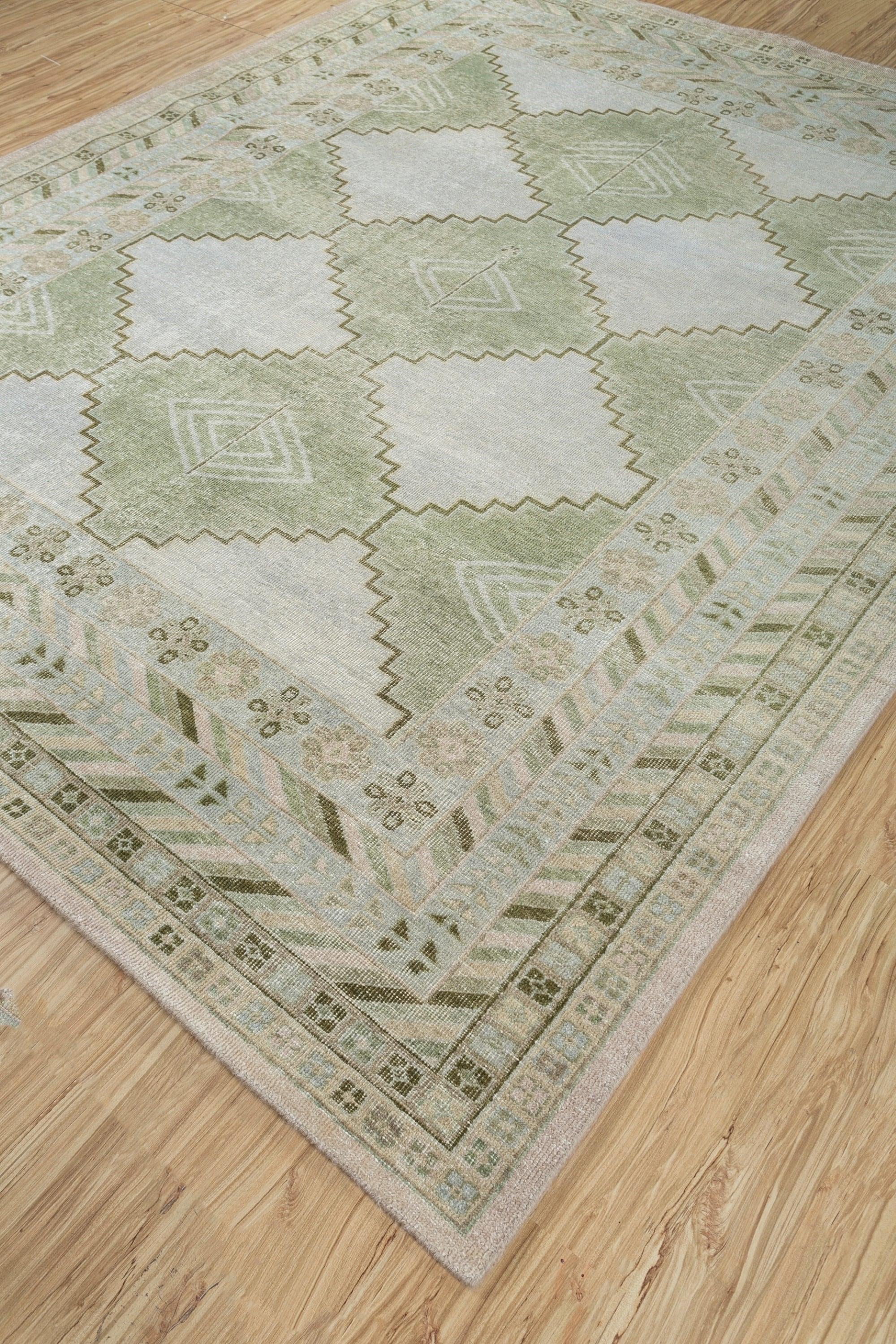Infusez une touche vibrante à votre espace en utilisant ce tapis Jaipur 8' x 10' noué à la main dans des teintes rafraîchissantes de lime twist et d'olive brûlée. Fabriqué en laine de haute qualité, ce tapis présente un design abstrait dynamique qui