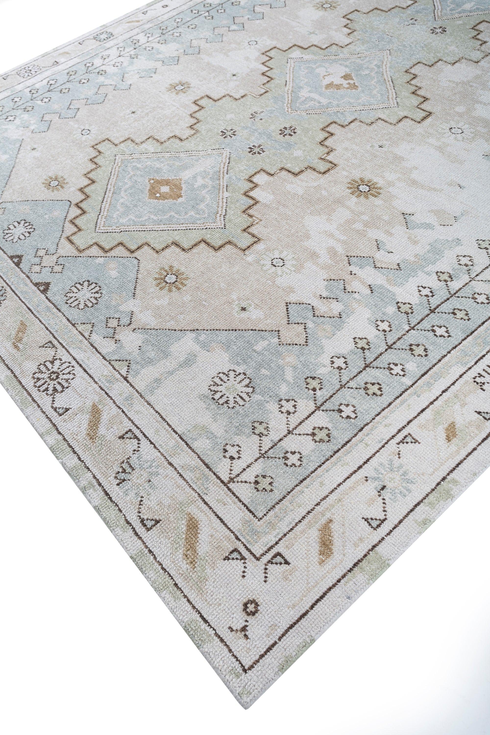 Dieser 8' x 11' große, handgeknüpfte Wollteppich von Jaipur Rugs zeichnet sich durch einen warmen, mittleren Karamellton aus, gepaart mit knackigen weißen Akzenten, die eine einladende und anspruchsvolle Ästhetik schaffen. Das dezente, strukturierte