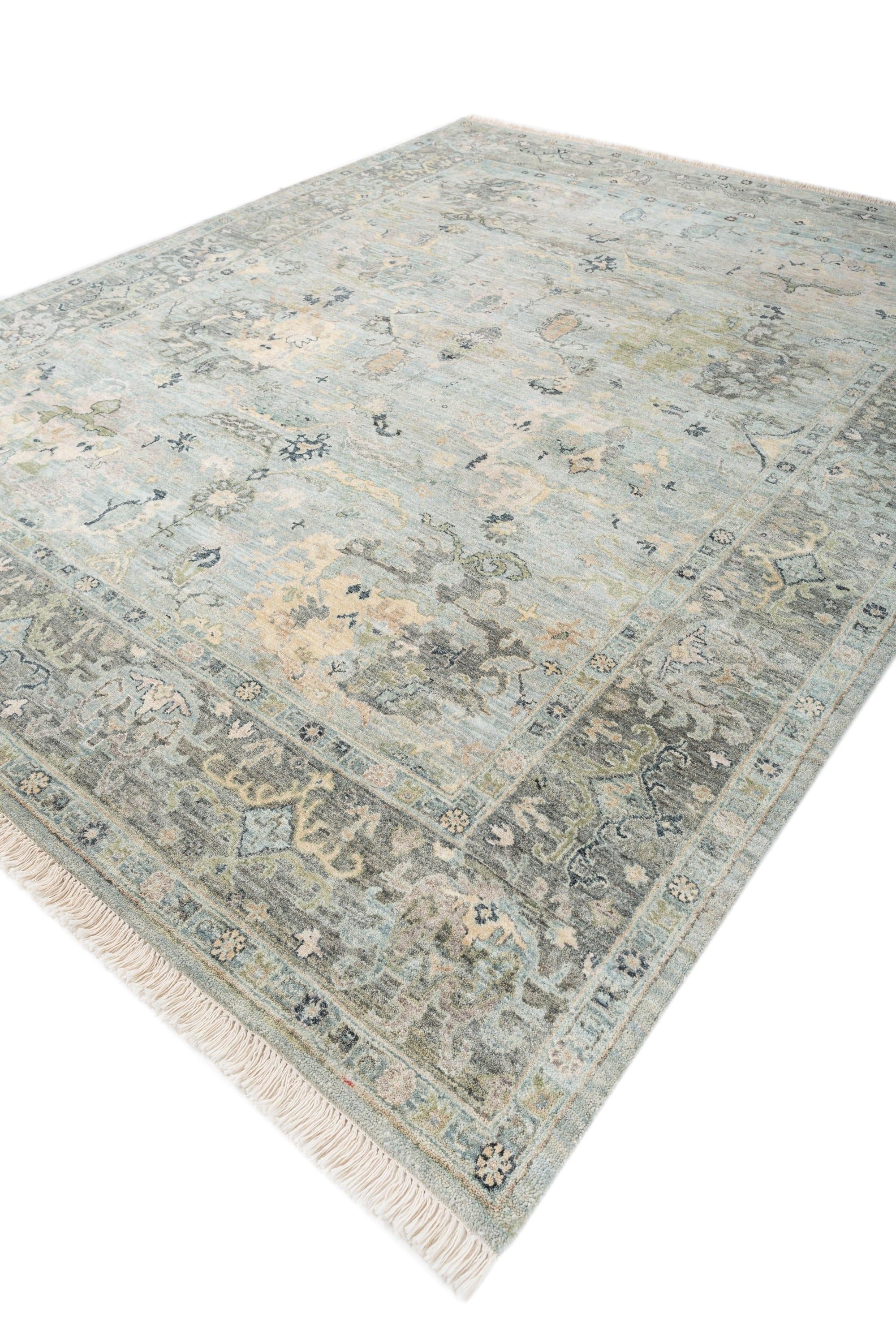 Esta alfombra Jaipur anudada a mano de 2,5 x 2,5 m presenta una relajante paleta de azul pastel y azul piedra, resaltada por un elegante motivo floral. Fabricada con una lujosa mezcla de lana y seda, la alfombra ofrece una textura suave y lustrosa