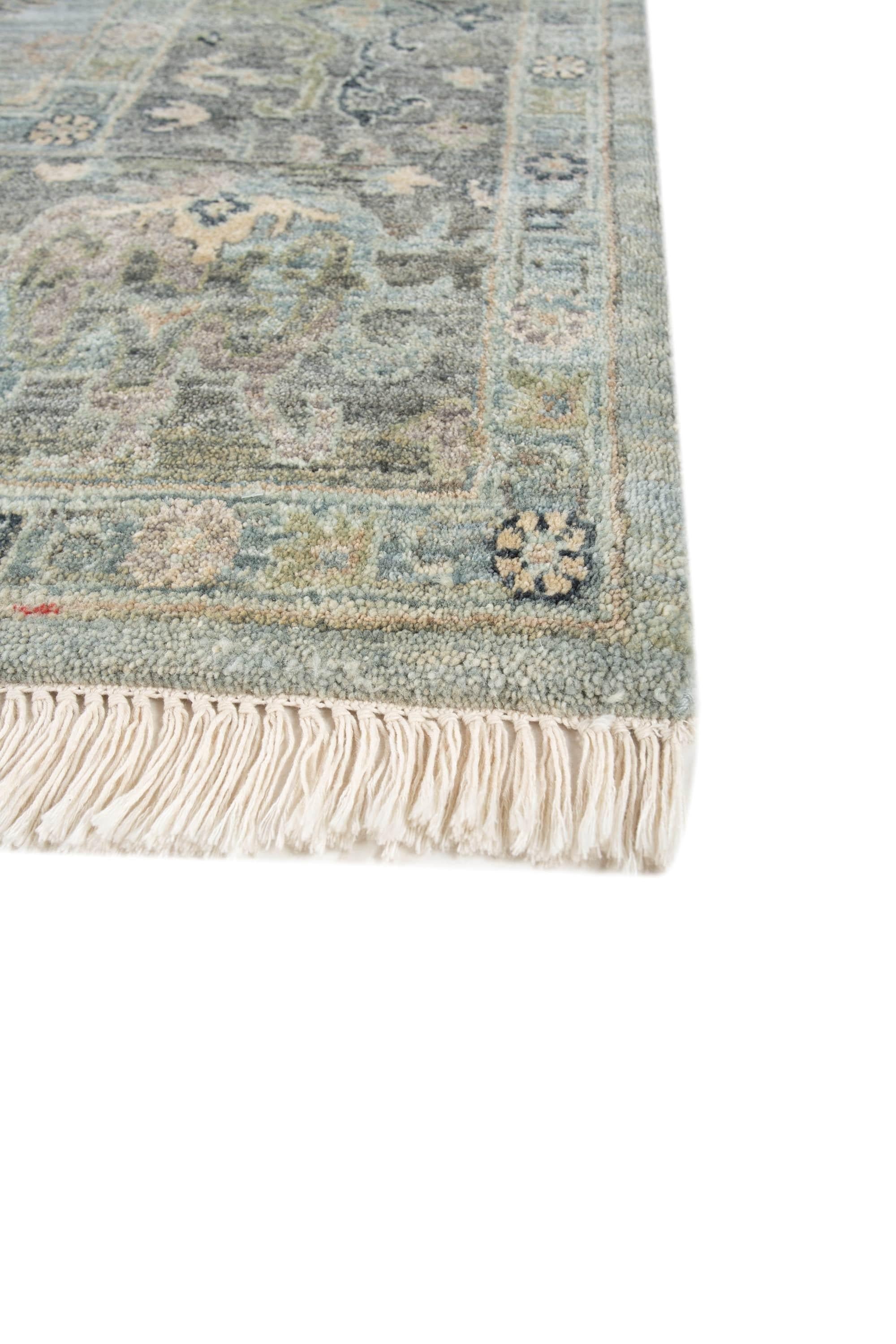 Alfombra de Lana Anudada a Mano en Azul Pastel y Azul Piedra, Elegante Motivo Floral Renacimiento rococó en venta