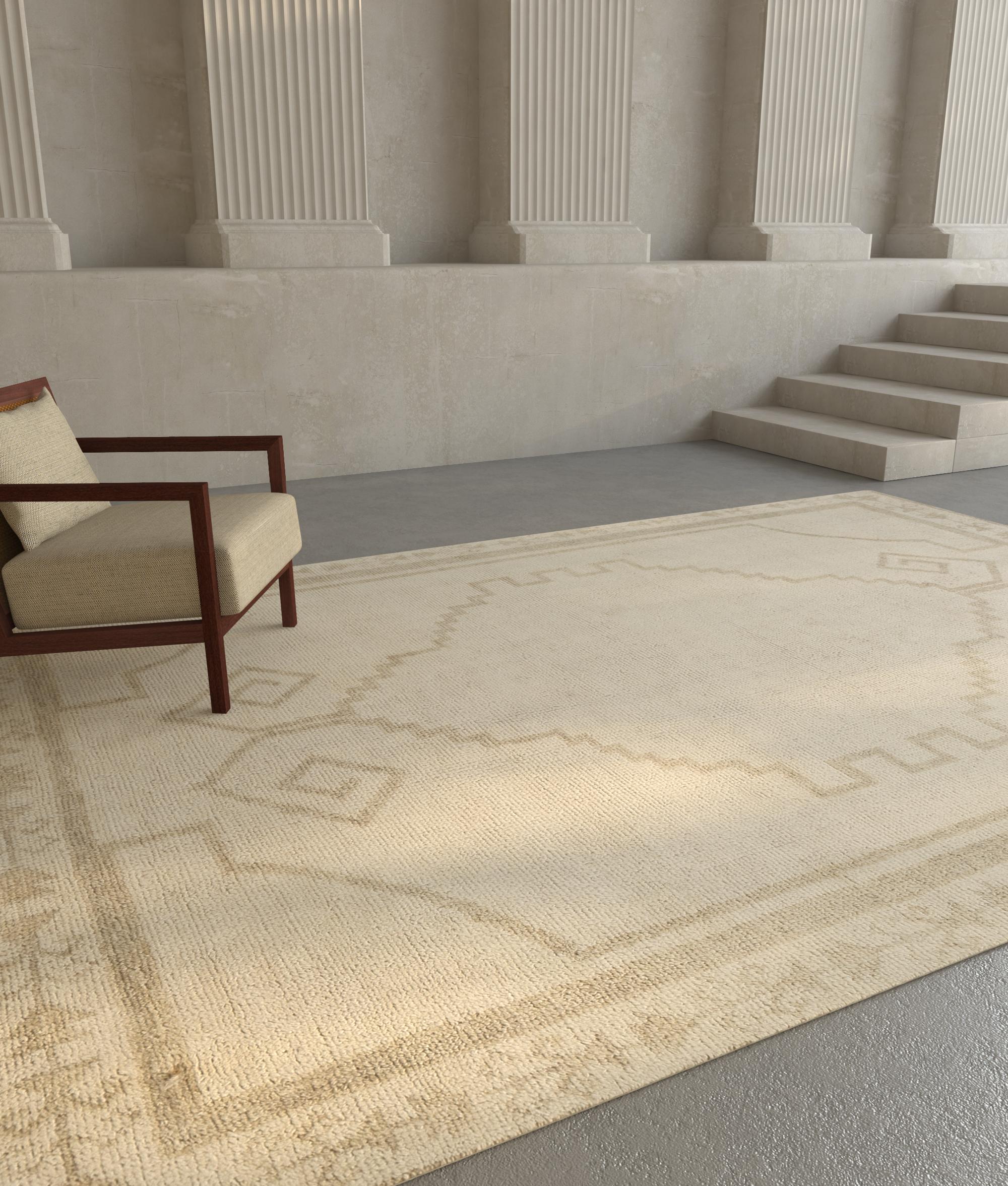 Esta alfombra anudada a mano de Jaipur Rugs, de 1,80 x 1,90 m, presenta una serena mezcla de hielo blanco y tonos de madera flotante, creando una atmósfera elegante y relajante. Fabricada con una lujosa mezcla de lana de alta calidad, la alfombra