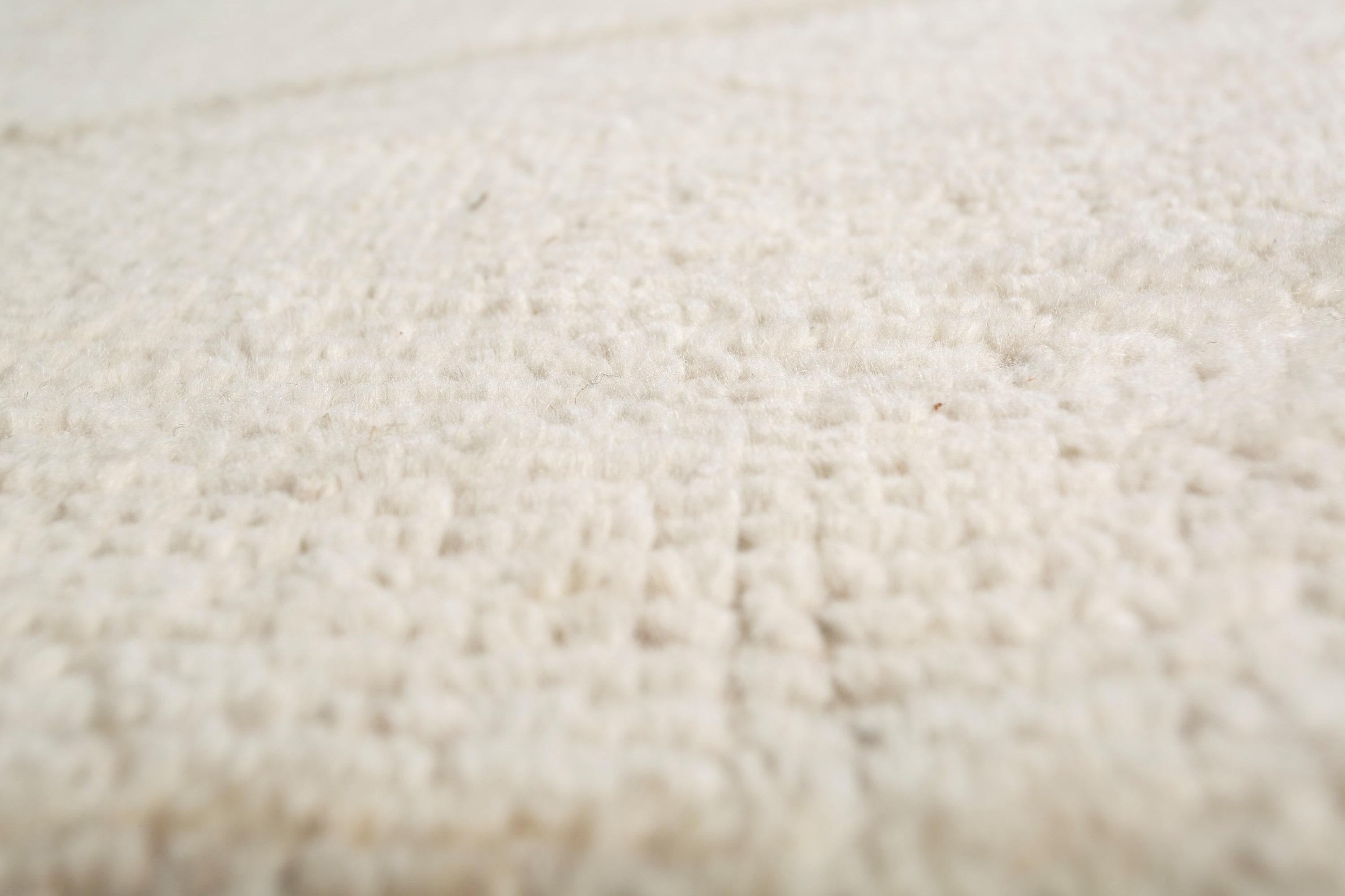 Indian Hand-Knotted Wool Rug in White Ice and Driftwood, Modern Organic Design For Sale