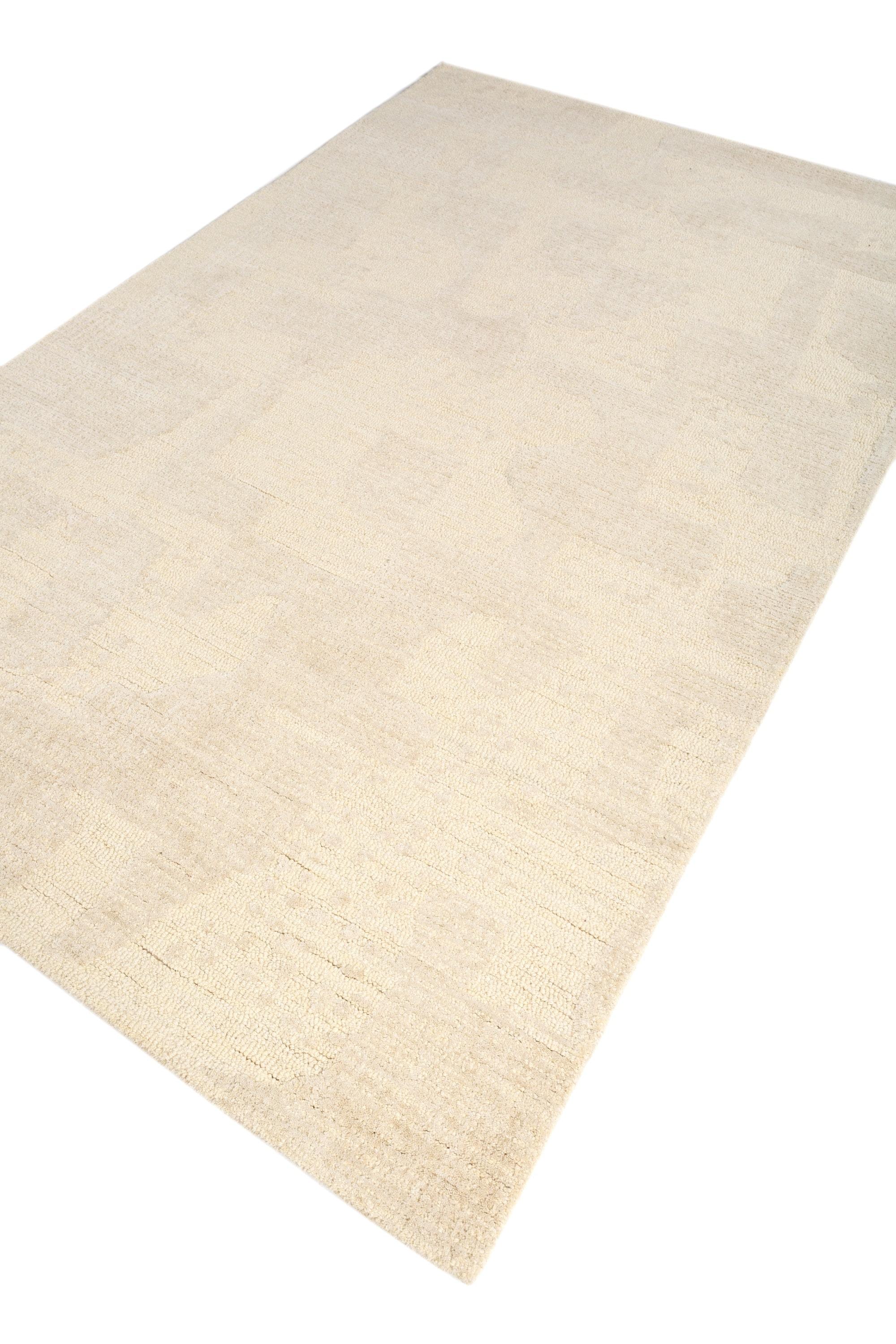 Esta alfombra de lana tejida a mano de Jaipur Rugs, de 1,2 x 1,5 m, presenta una serena paleta de blanco invierno y blanco nieve, diseñada para un sofisticado aspecto minimalista. Fabricada por maestros artesanos, la lana de alta calidad ofrece una