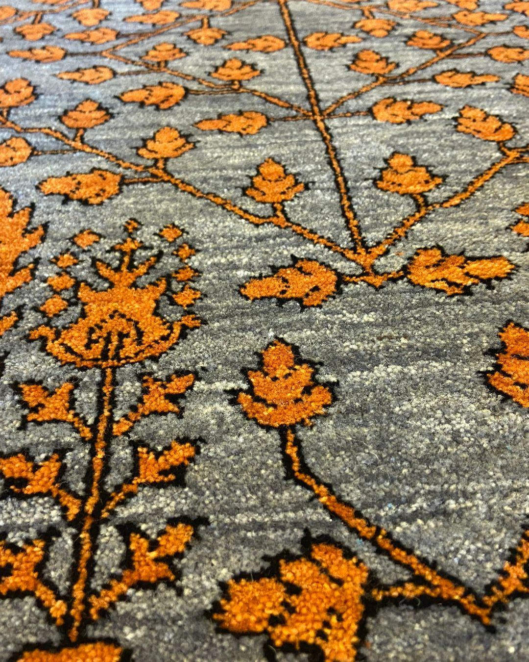 Handgeknüpfter Wollteppich mit architektonischem Blumenmuster in Grau und Orange, 4x6 im Zustand „Neu“ im Angebot in New York, NY