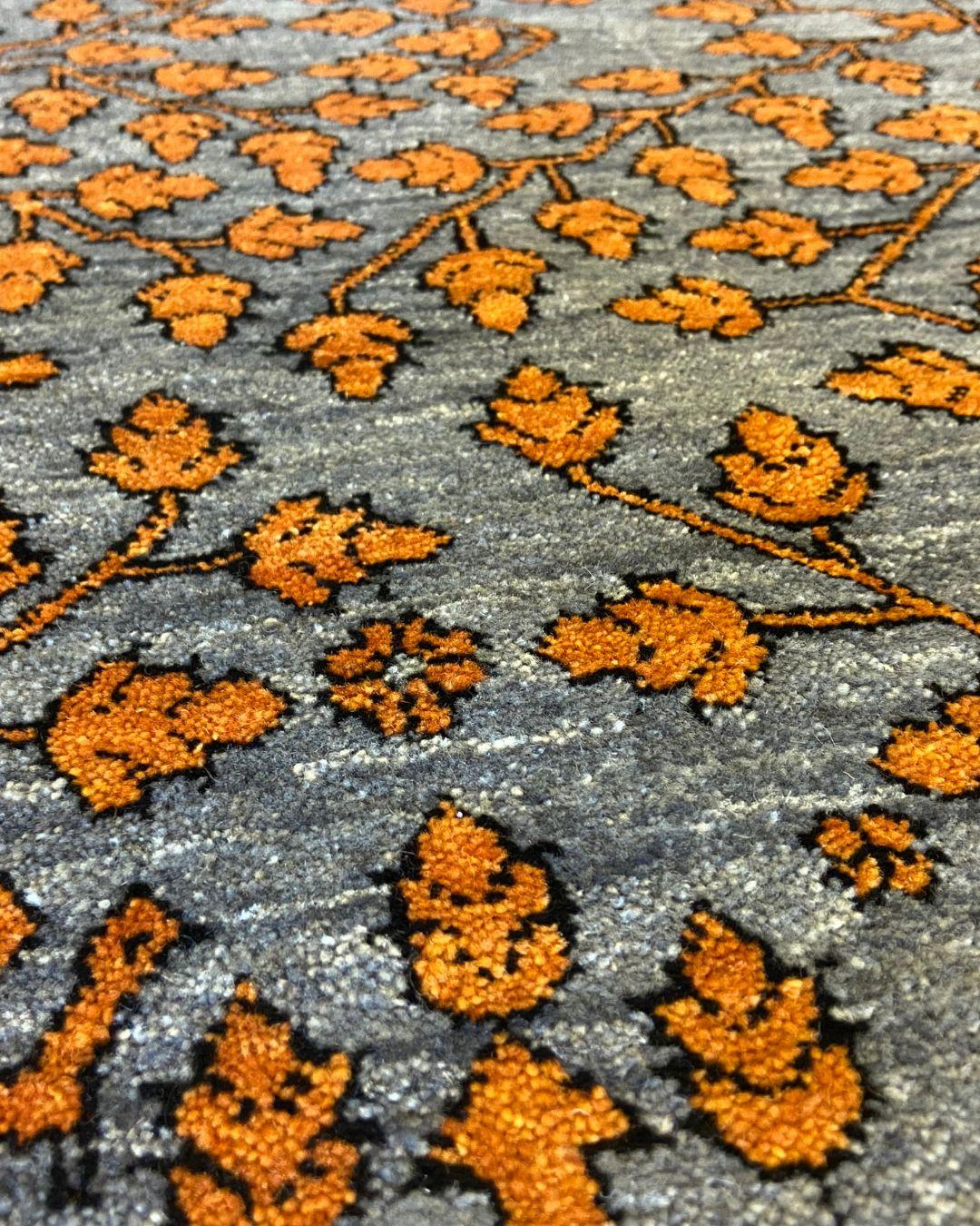 Handgeknüpfter Wollteppich mit architektonischem Blumenmuster in Grau und Orange, 4x6 (21. Jahrhundert und zeitgenössisch) im Angebot