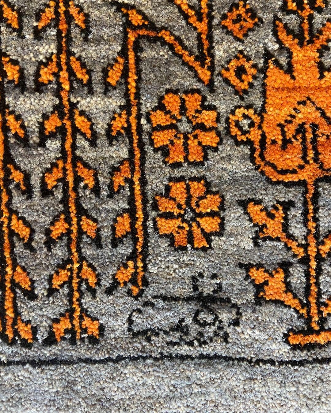 Handgeknüpfter Wollteppich mit architektonischem Blumenmuster in Grau und Orange, 4x6 (Wolle) im Angebot