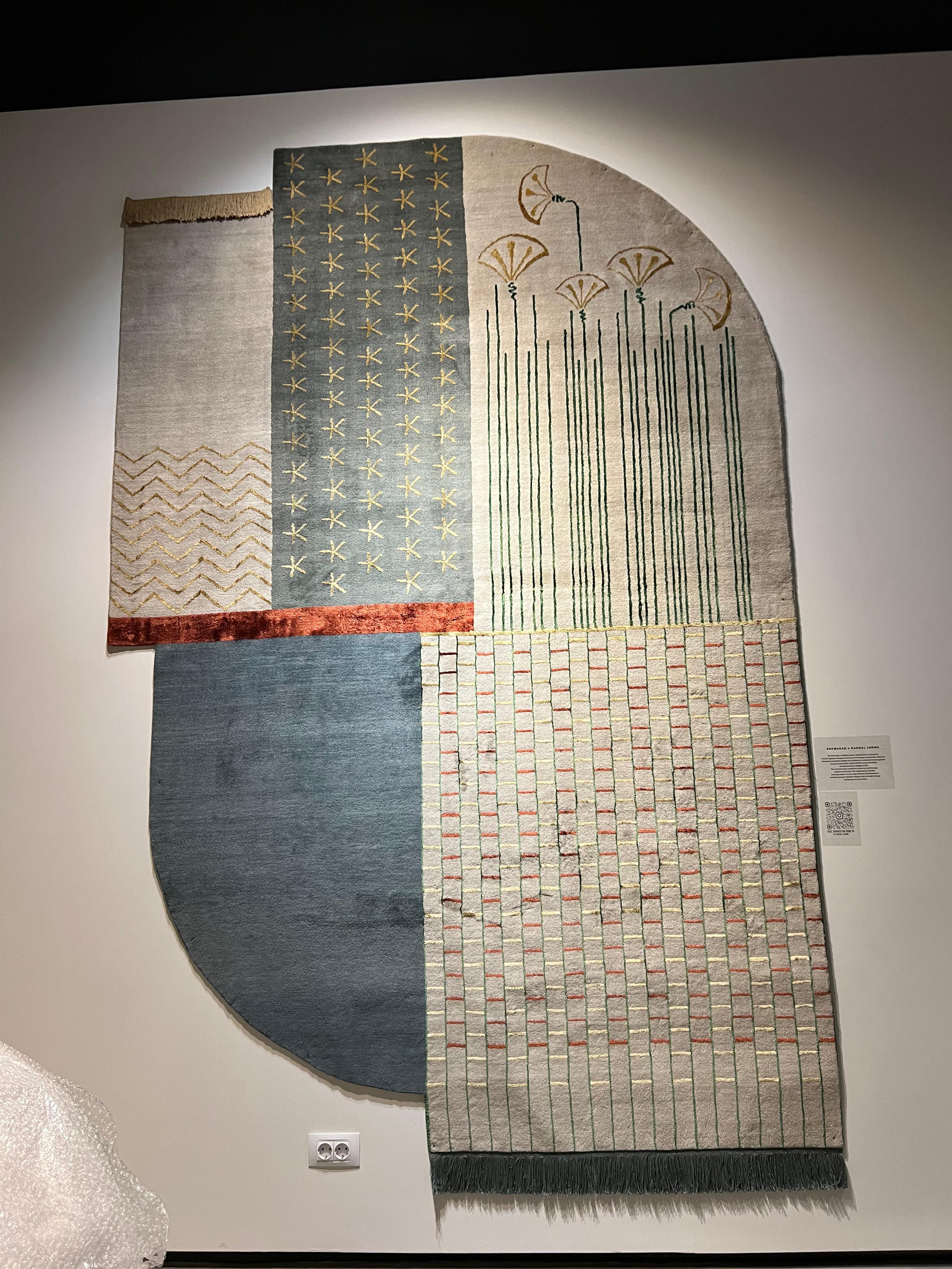 Tapis noué à la main en laine et soie à découpes avec motif égyptien ancien modernisé en vente 10
