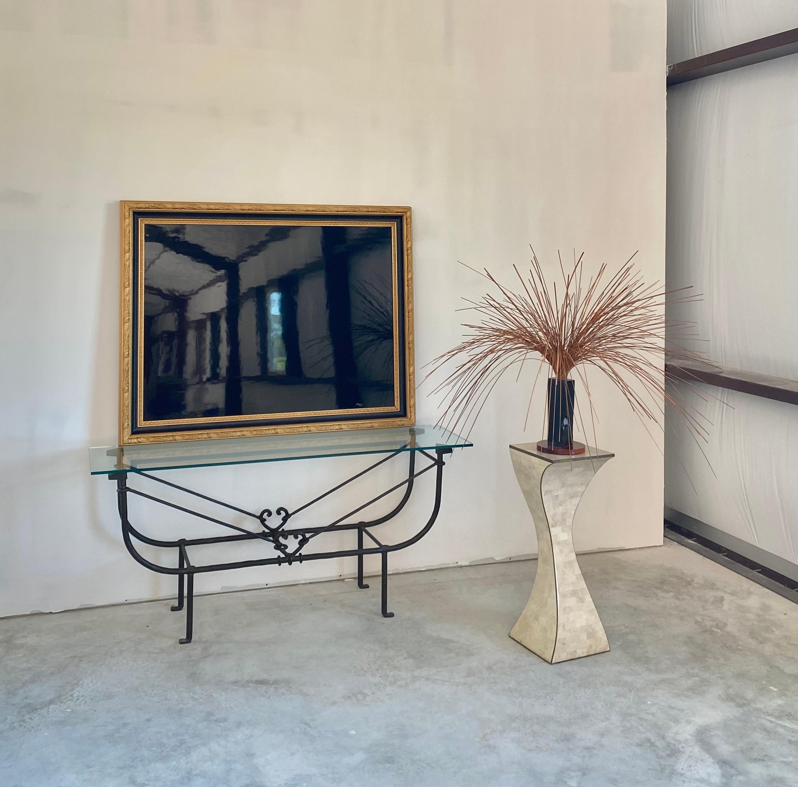 Joppa ist ein zeitgenössischer Volkskünstler, der in seinem kreativen Schaffen Klavierbestandteile und Oberflächenbehandlungen verwendet, die er bei der Restaurierung von Klavieren, seinem 