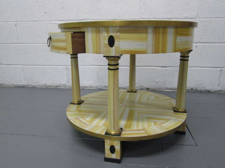 Table laquée peinte à la main par Alessandro pour Baker Furniture Company.
 