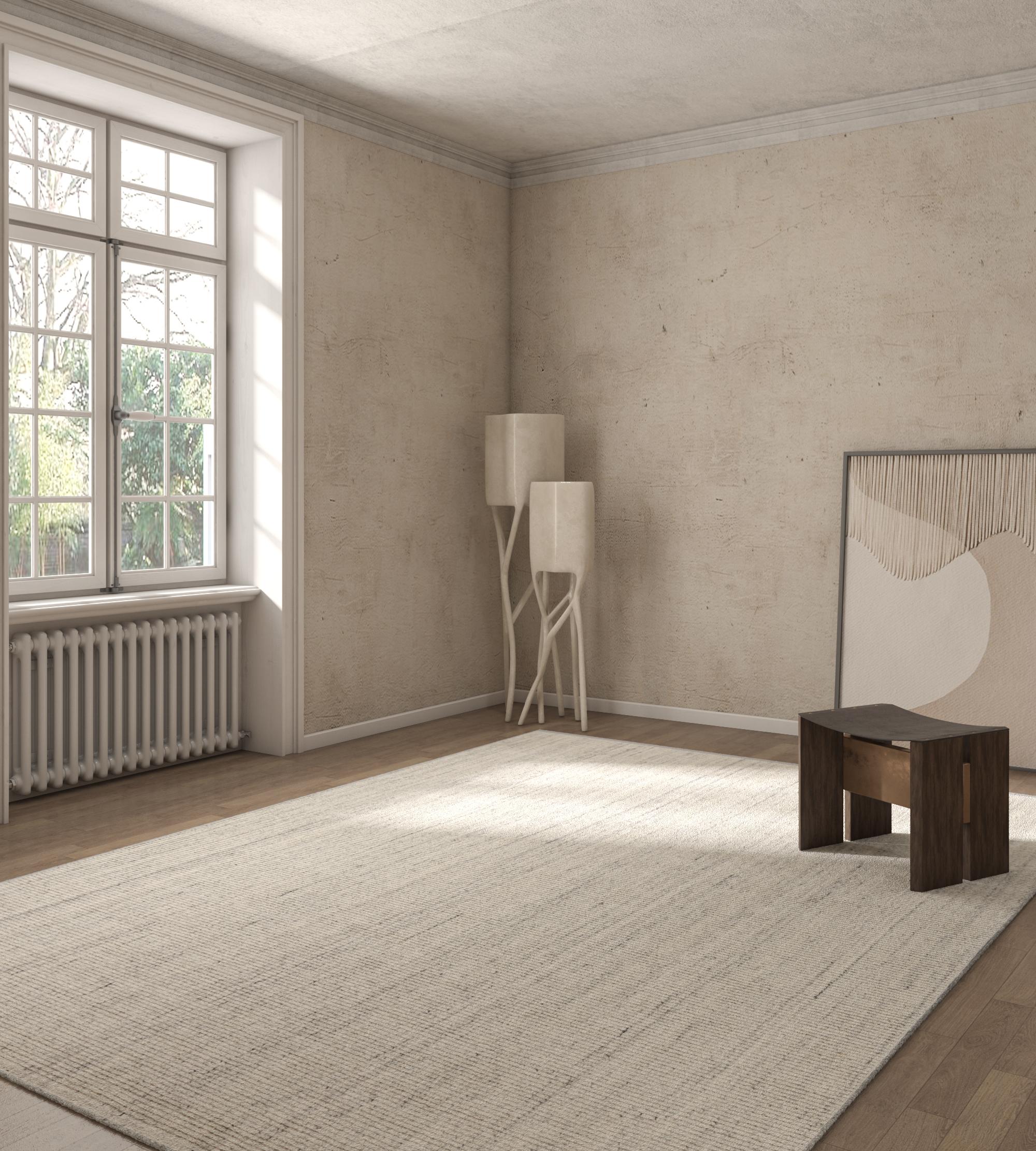 Esta alfombra de lana tejida a mano de Jaipur Rugs tiene un sereno color blanco nieve, que ofrece un aspecto elegante y monocromático ideal para interiores minimalistas y modernos. La fabricación en lana de alta calidad garantiza una textura suave y