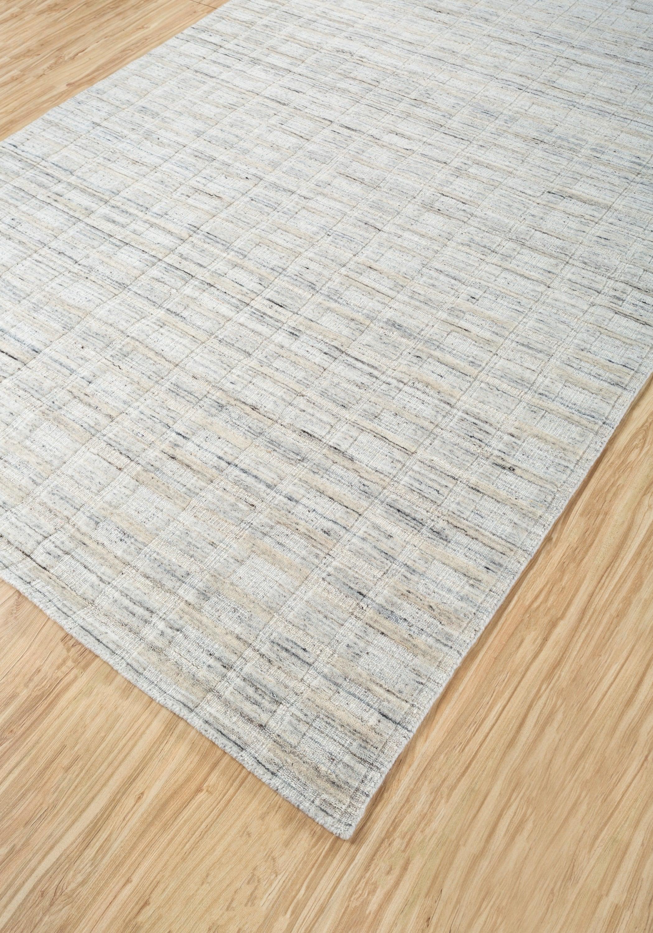 Dieser 6' x 9' große, handgewebte Wollteppich von Jaipur Rugs hat einen rein schneeweißen Farbton und verkörpert minimalistische Eleganz. Die weiche, plüschige Textur des Teppichs besteht aus hochwertiger Wolle und bietet außergewöhnlichen Komfort