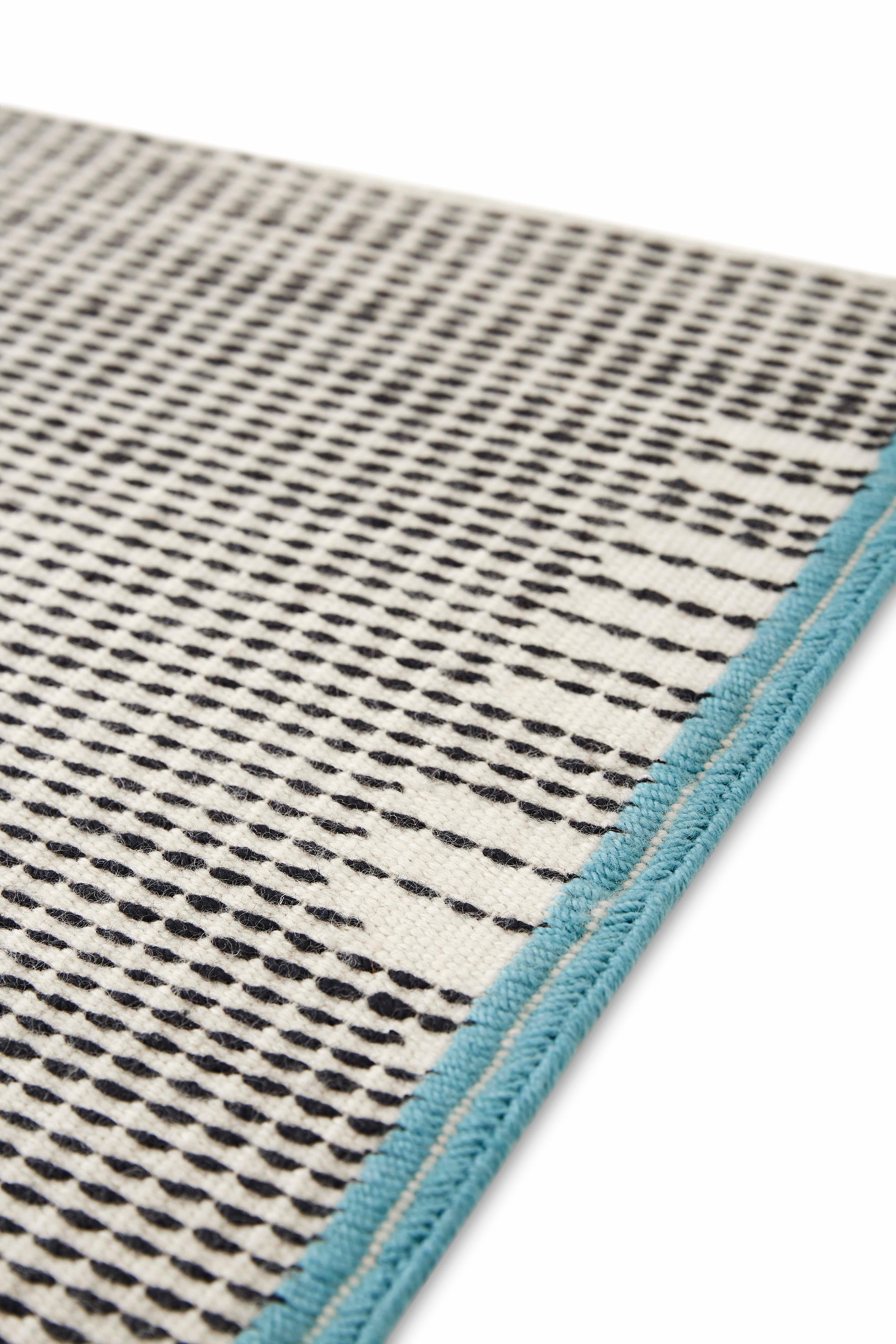 Handgewebter großer Teppich in Kalbsleder mit Backstitch-Technik in Ziegelfarbe von Raw-Edges (Indisch) im Angebot