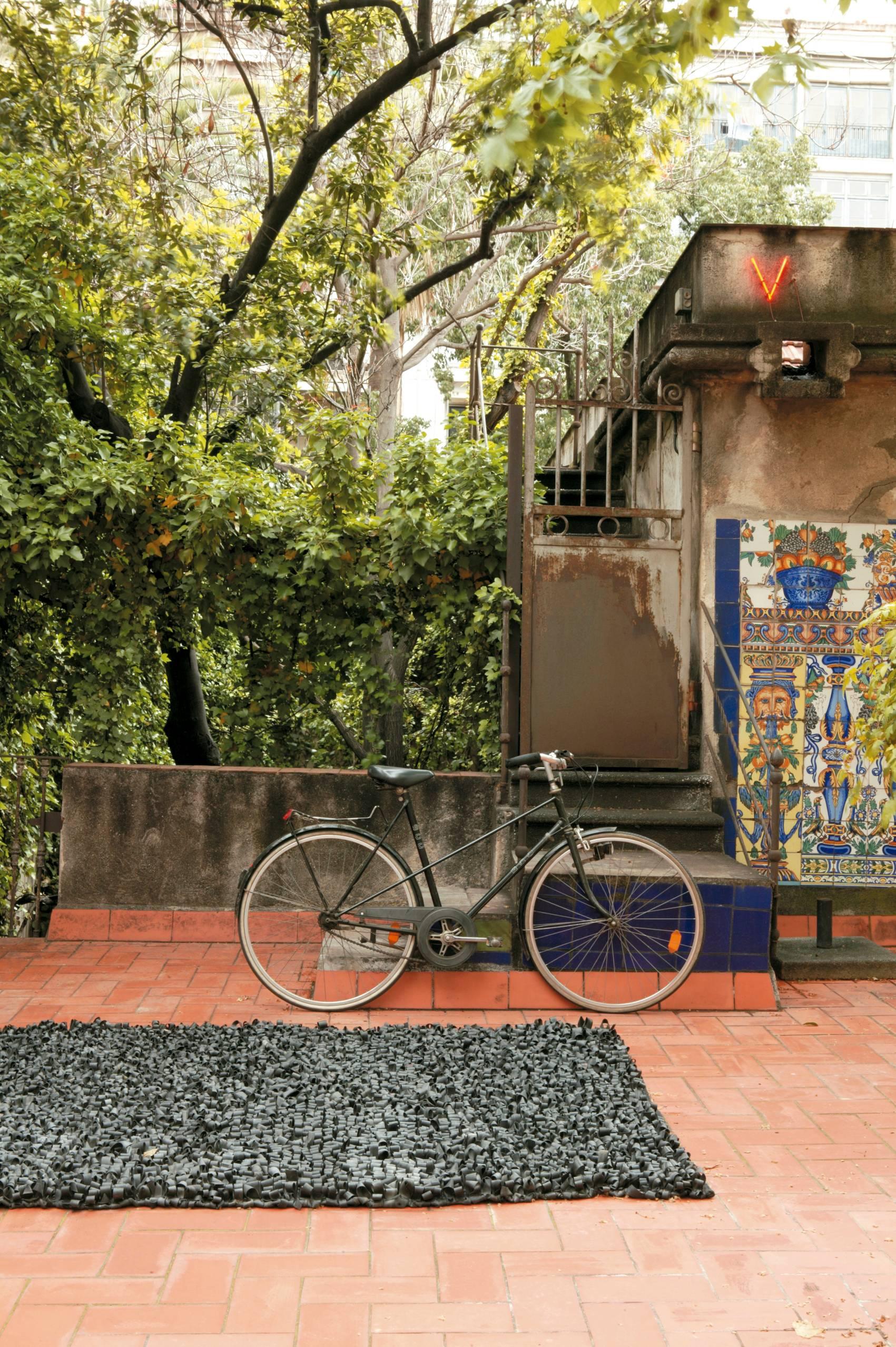 Modern Hand-Loomed Bicicleta Rug in Black by Nani Marquina & Ariadna Miguel