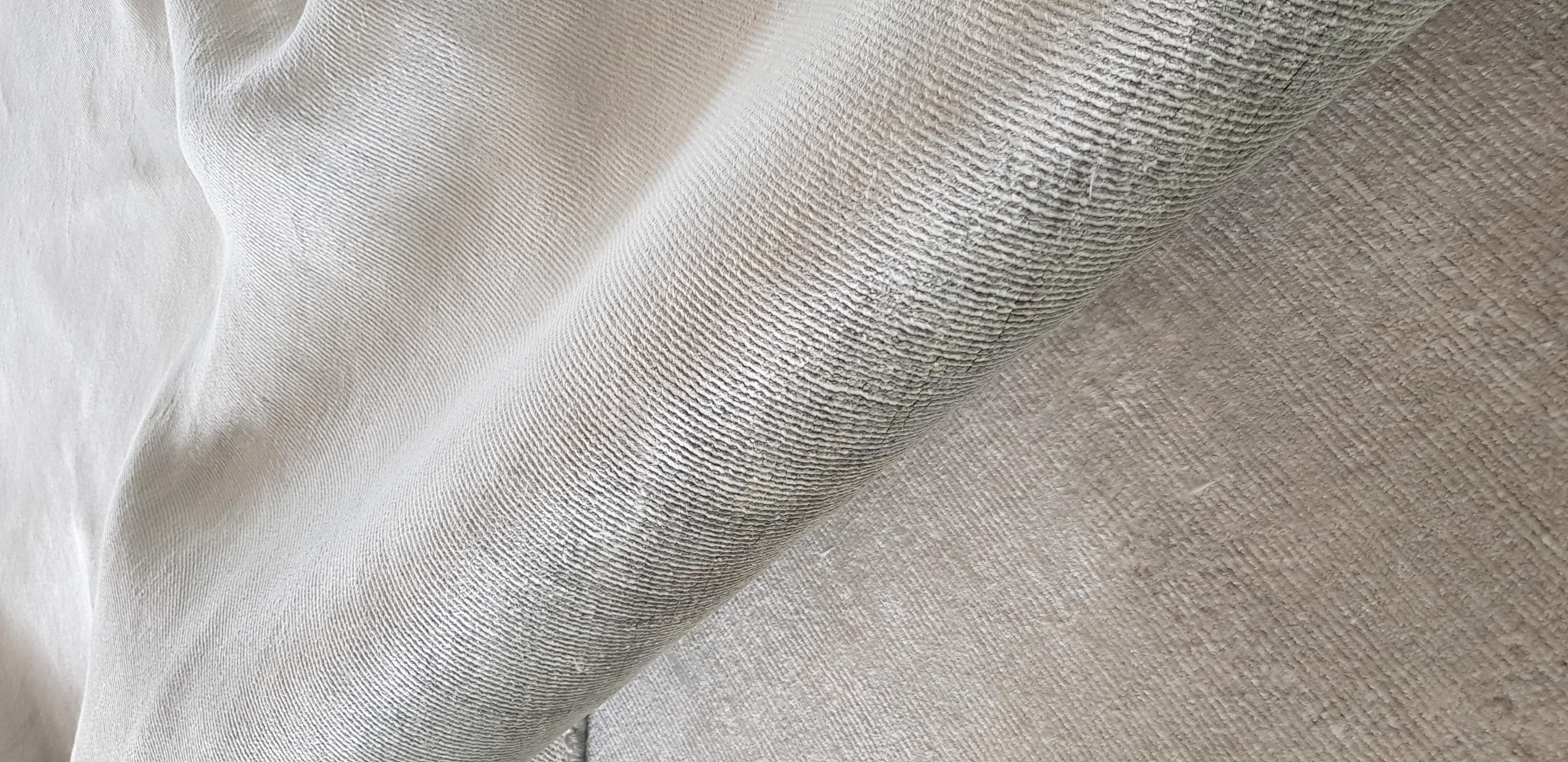 Hand-Woven Hand-Loomed Contemporary Area Rug, Breeze Design, 5´5¨x 7´8¨, Kela Silk Silver For Sale