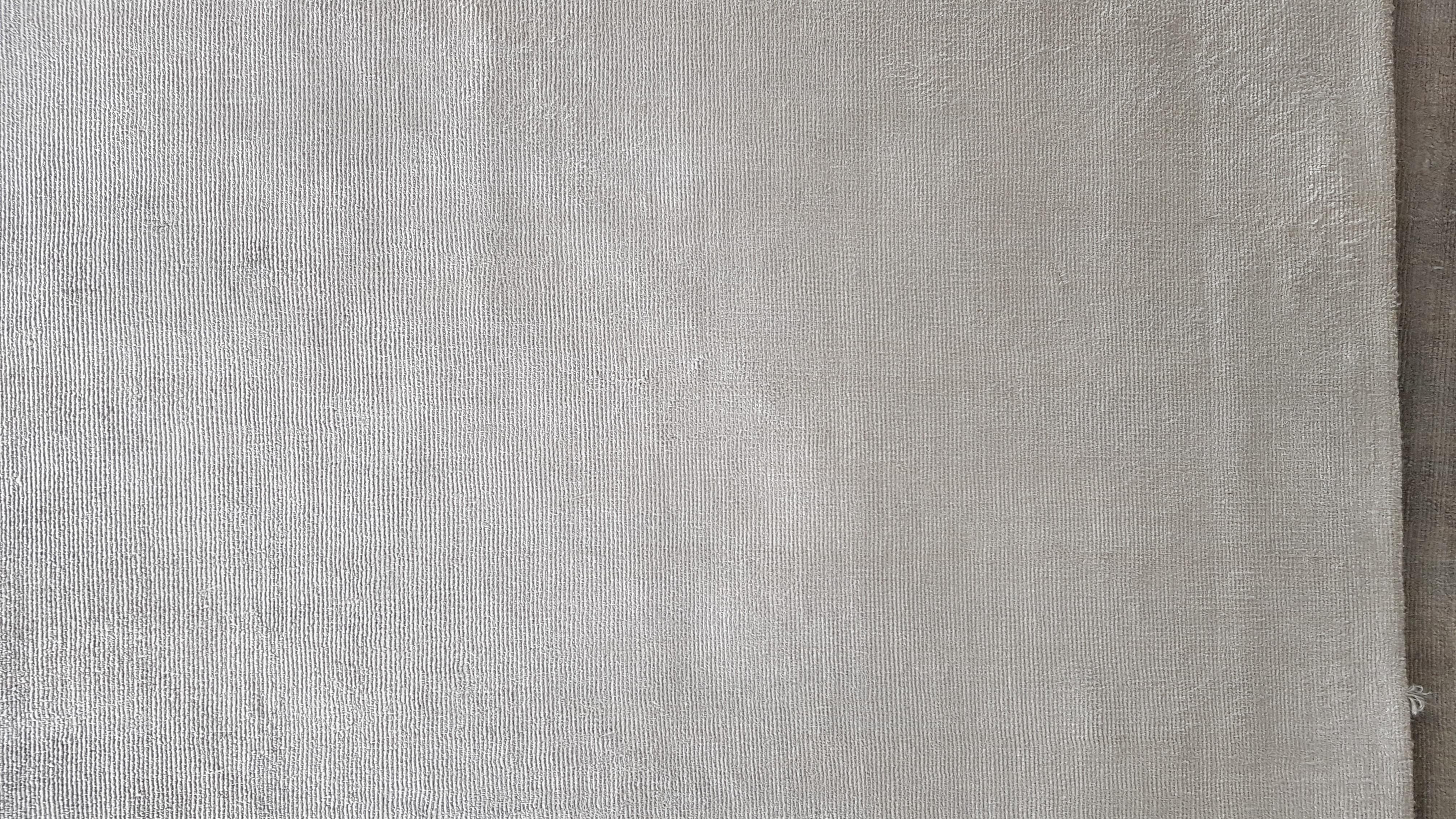 Hand-Loomed Contemporary Area Rug, Breeze Design, 5´5¨x 7´8¨, Kela Silk Silver In New Condition For Sale In MADRID, ES