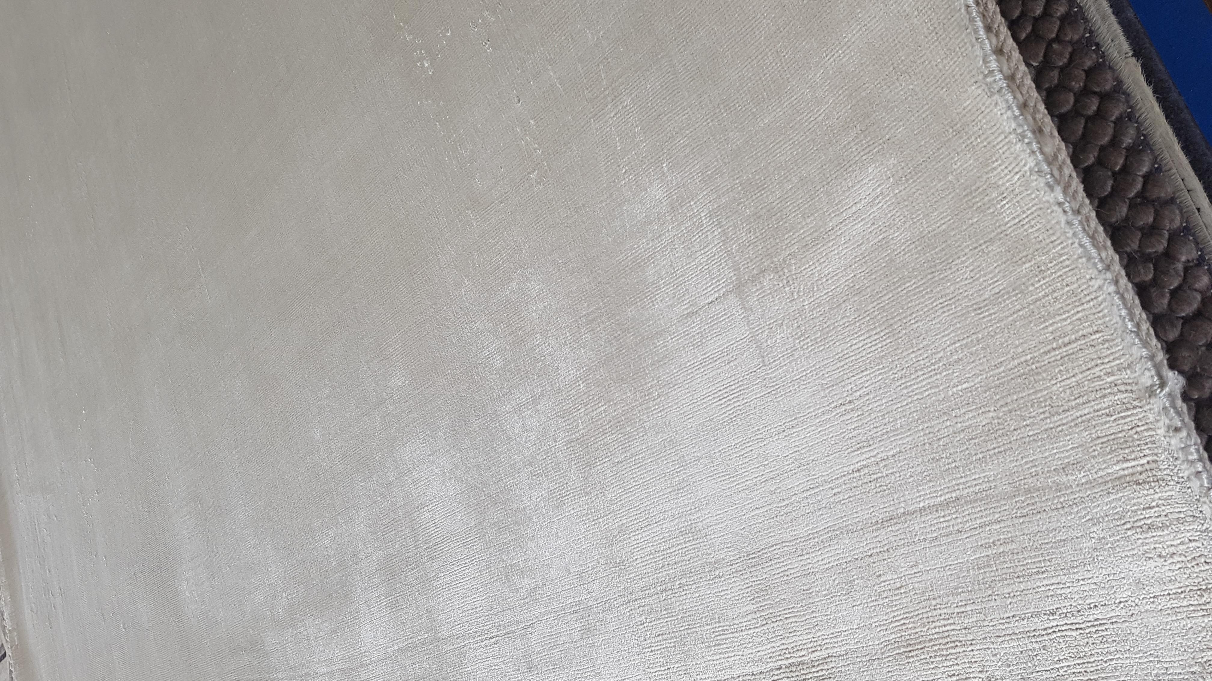 Hand-Loomed Contemporary Area Rug, Breeze Design, 5´5¨x 7´8¨, Kela Silk Silver For Sale 2