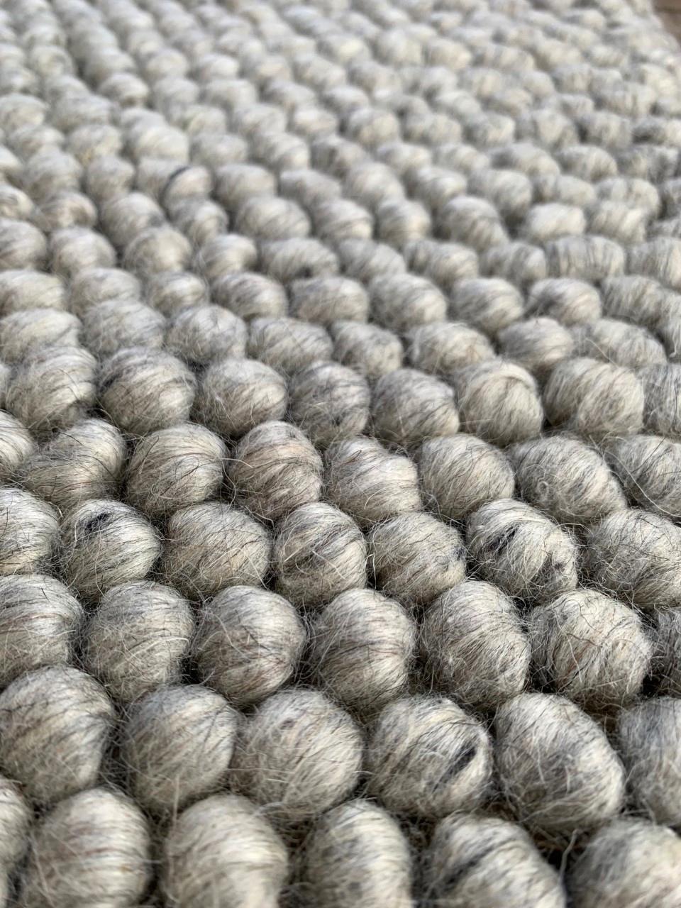 Das Karma-Gewebe ist ein meisterhaft gewebter Stil, der in jedem Raum Textur und Ton erzeugt. Dieser hochwertige Wollteppich ist extrem dicht, was ihn zu einer superweichen Ergänzung für alle Bereiche macht. Dieses luxuriöse Gewebe ist in einer