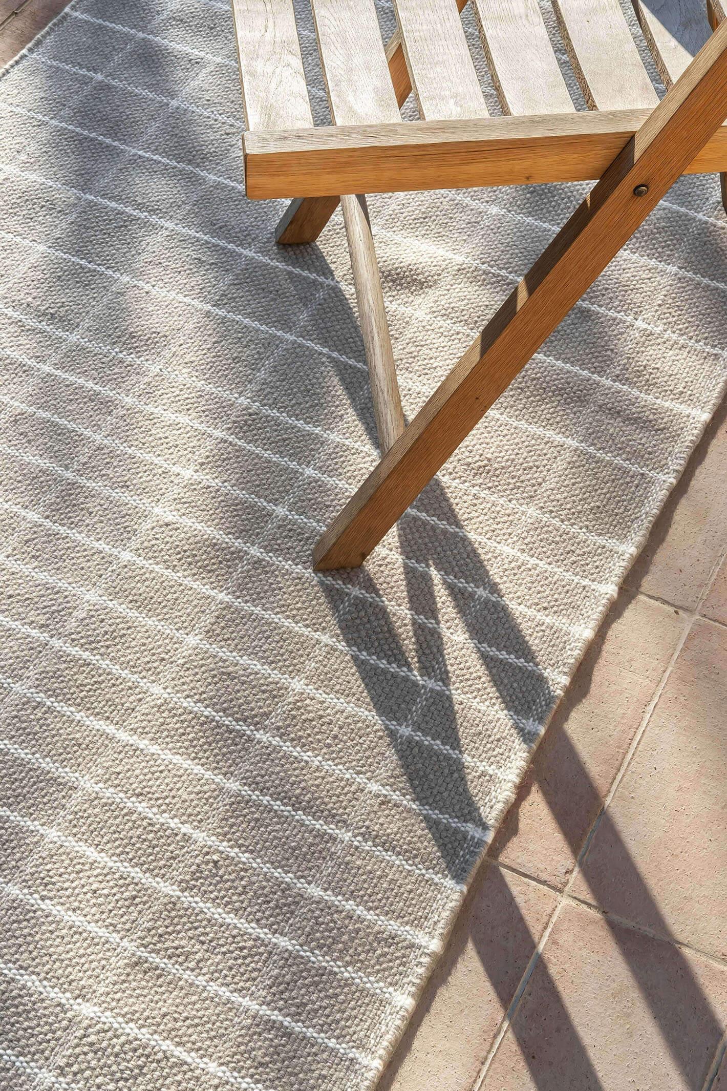 The Tiles collection, designed by Nani Marquina, draws its inspiration from the square and rectangular patterns found in the pavements of public spaces. These square and rectangular modules create an architectural pattern so as to be able to add or