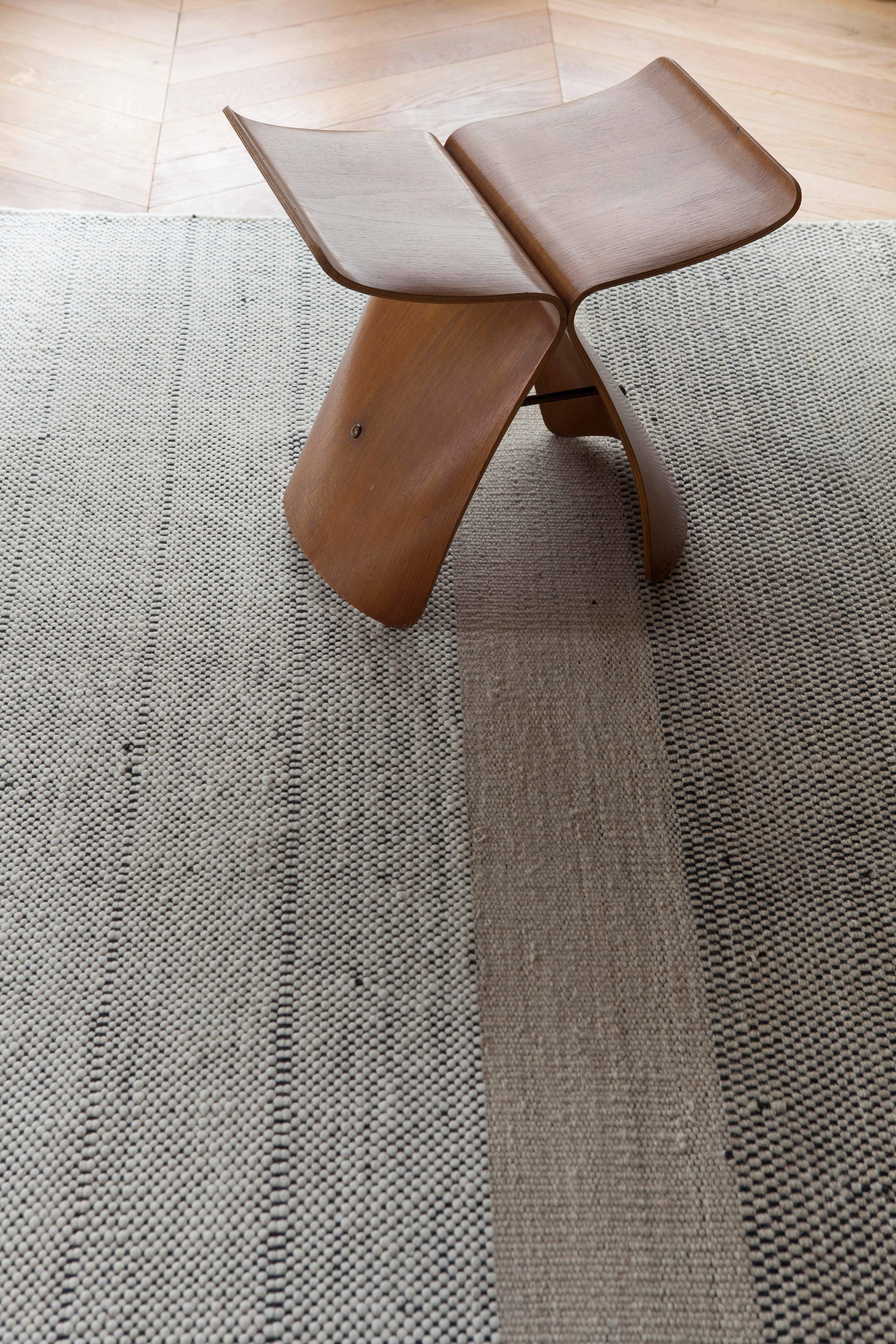 Handgewobener Tres Stripes Teppich mit schwarzen Streifen von Nani Marquina & Elisa Padron, extra groß (Moderne) im Angebot