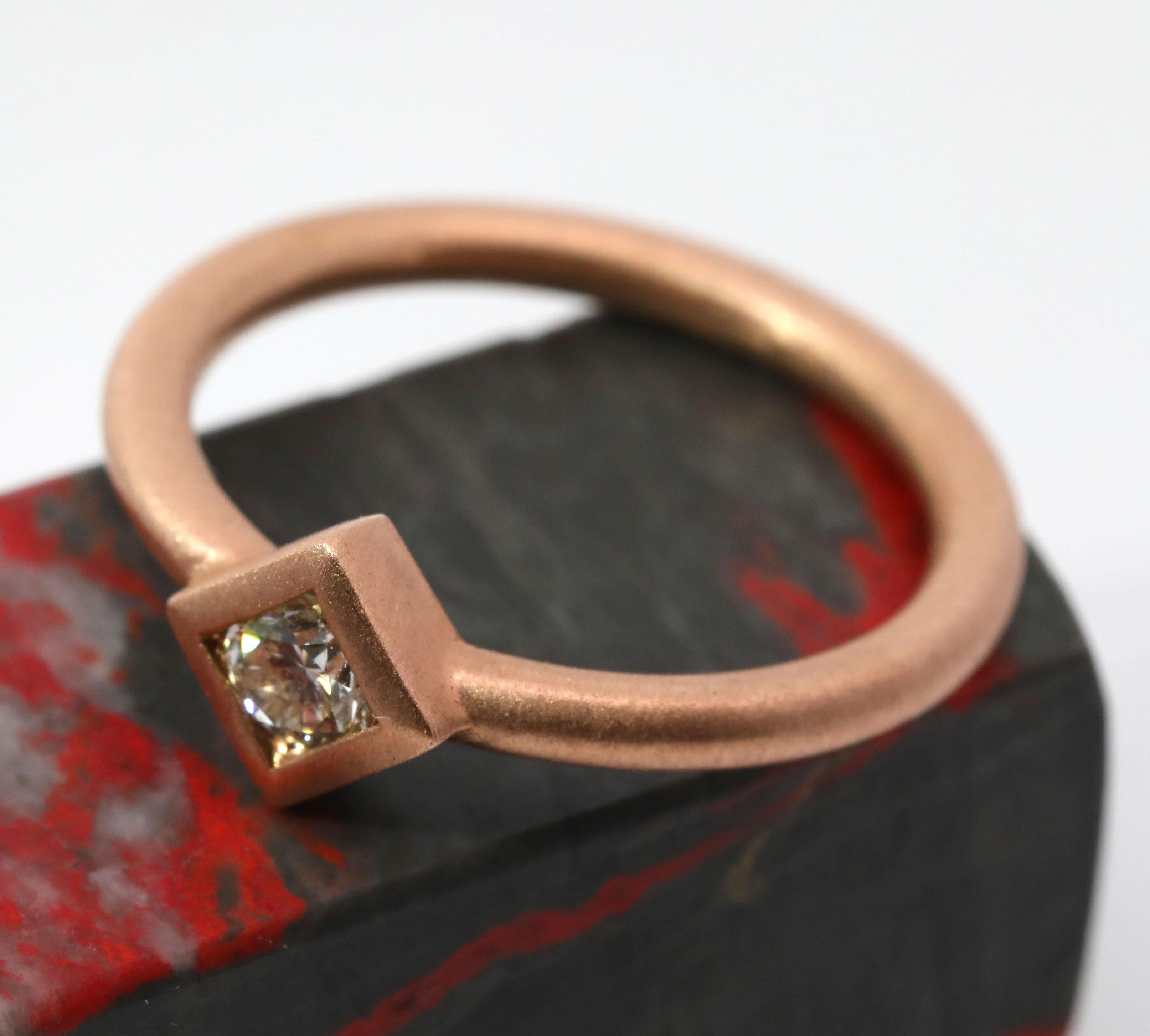 Hand Made 14K Rose Gold & Natural Brilliant Cut Diamond Ring. 
Gesamtgewicht: 3,1 Gramm. 
Diamant: 0,22cts. 
Ring Größe: 6.5