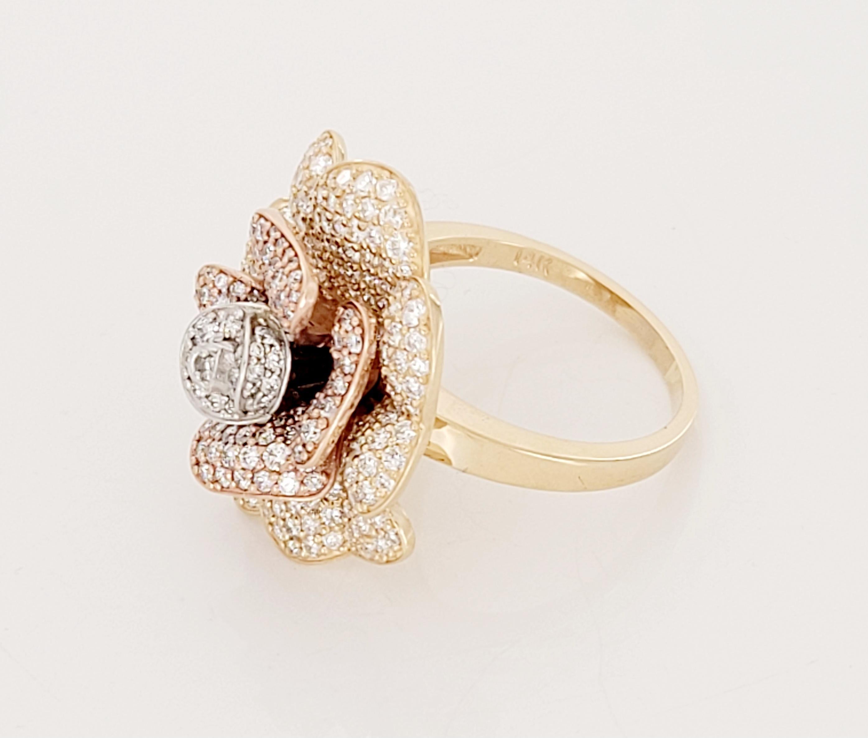 Bague fleur Try Color 14K faite à la main avec diamants Neuf - En vente à New York, NY