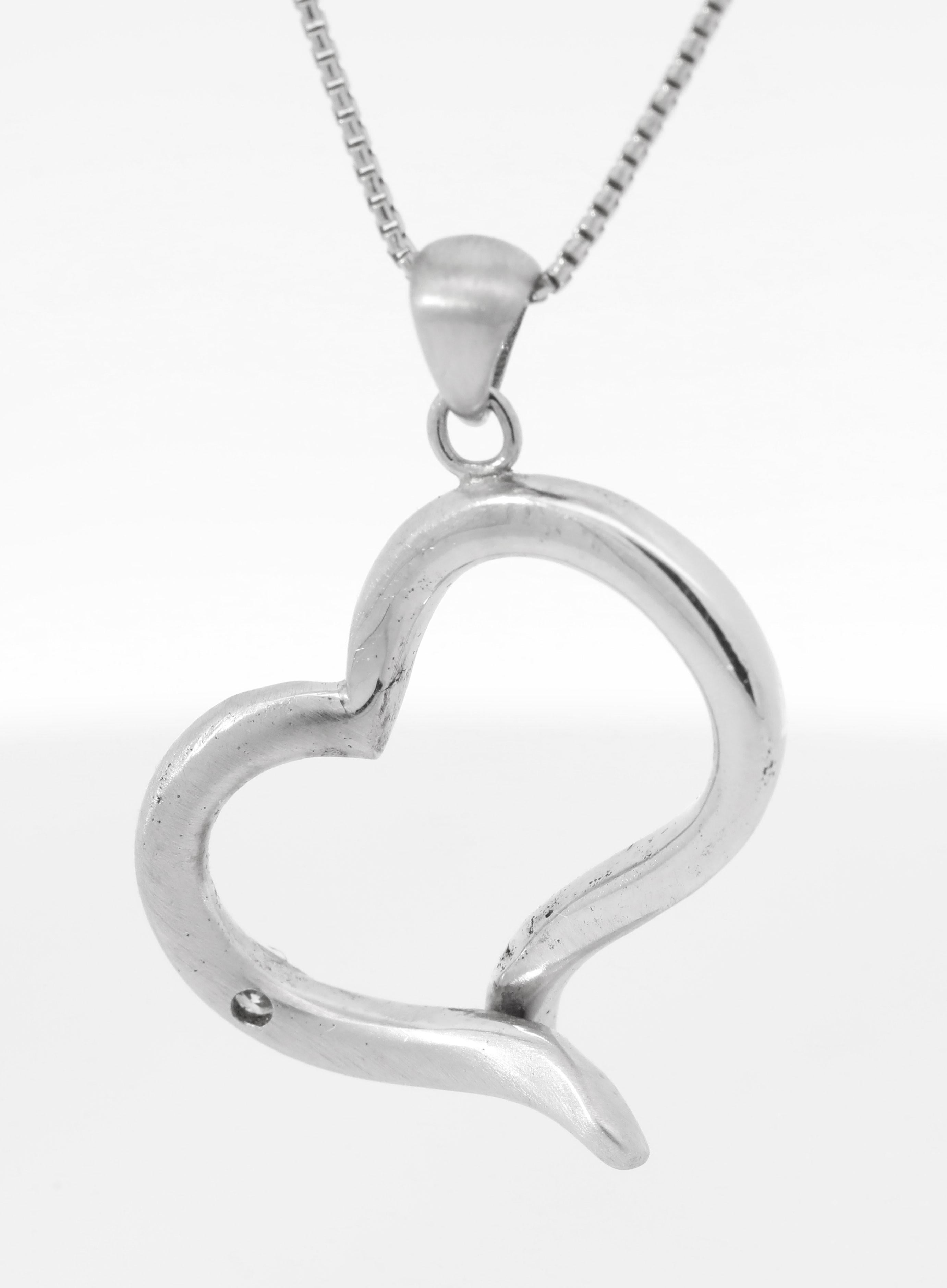 Taglio brillante Collana a forma di cuore con diamante naturale, in oro bianco 14K, fatta a mano in vendita