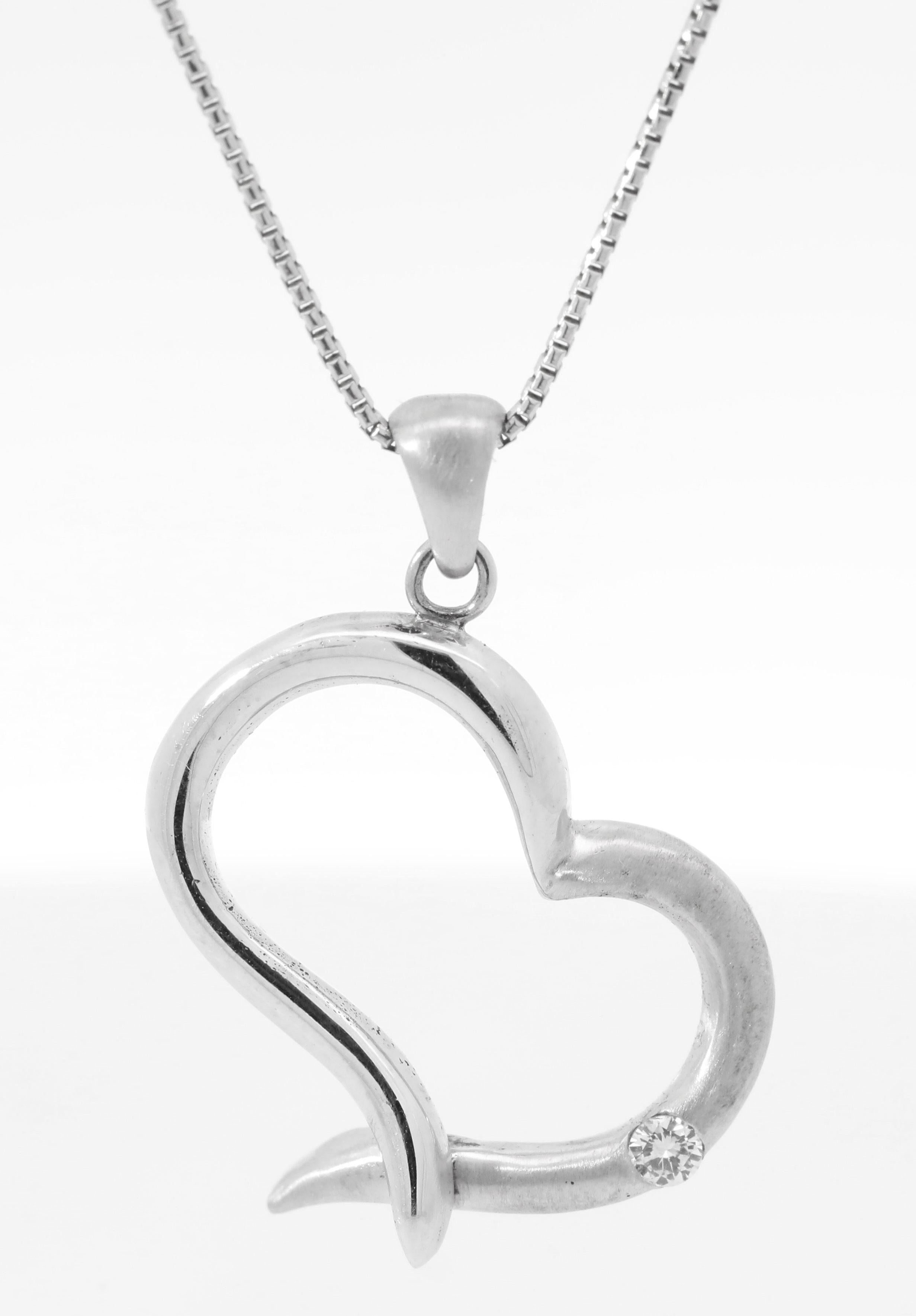 Collana a forma di cuore con diamante naturale, in oro bianco 14K, fatta a mano In condizioni Nuovo in vendita a Pasadena, CA