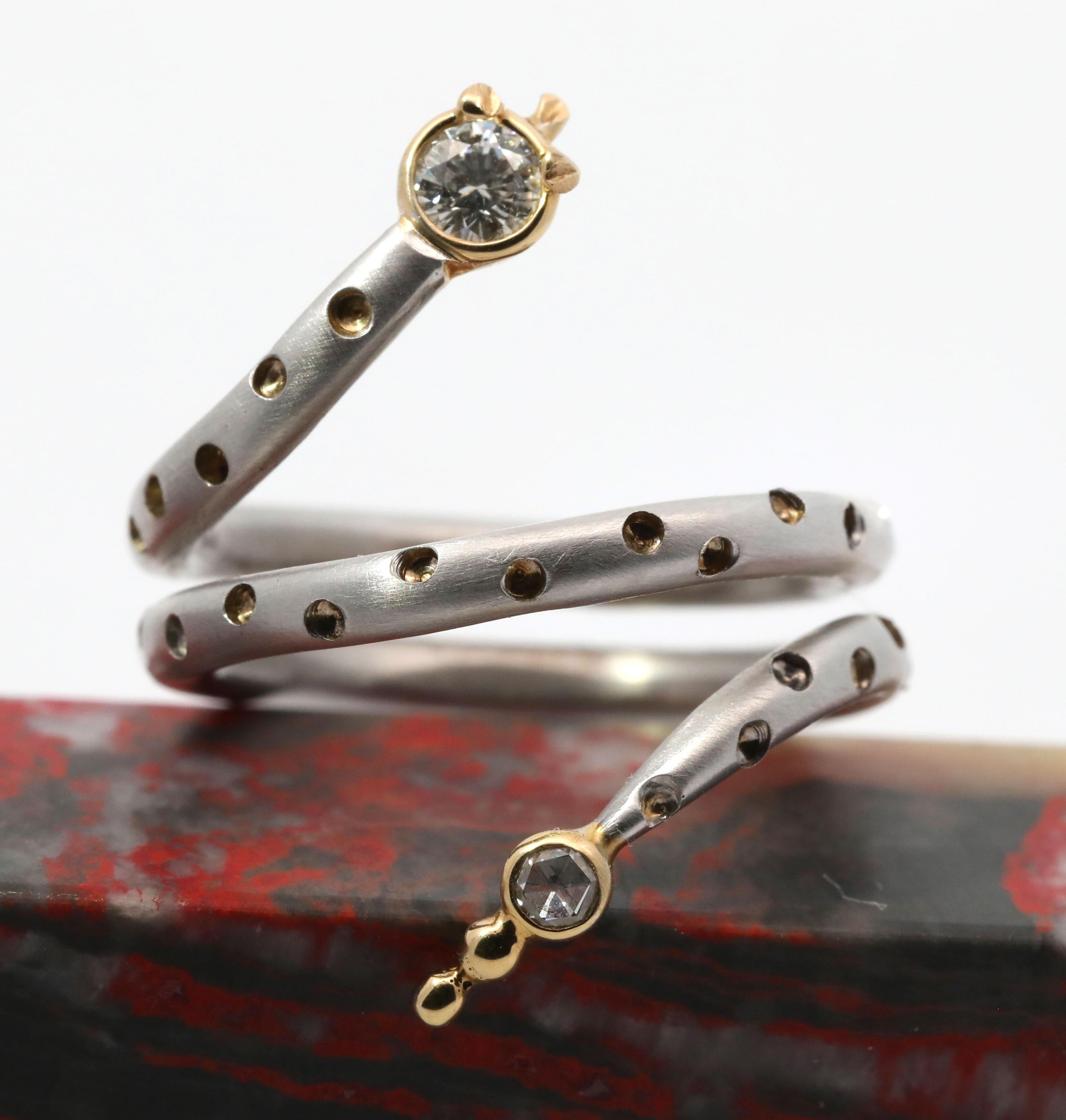 Bague serpent en or jaune et blanc 14K sertie de diamants naturels, faite à la main. 
Diamants : 0,30 ct. 
Taille de la bague : 5. 
Poids total : 6.5 grammes
