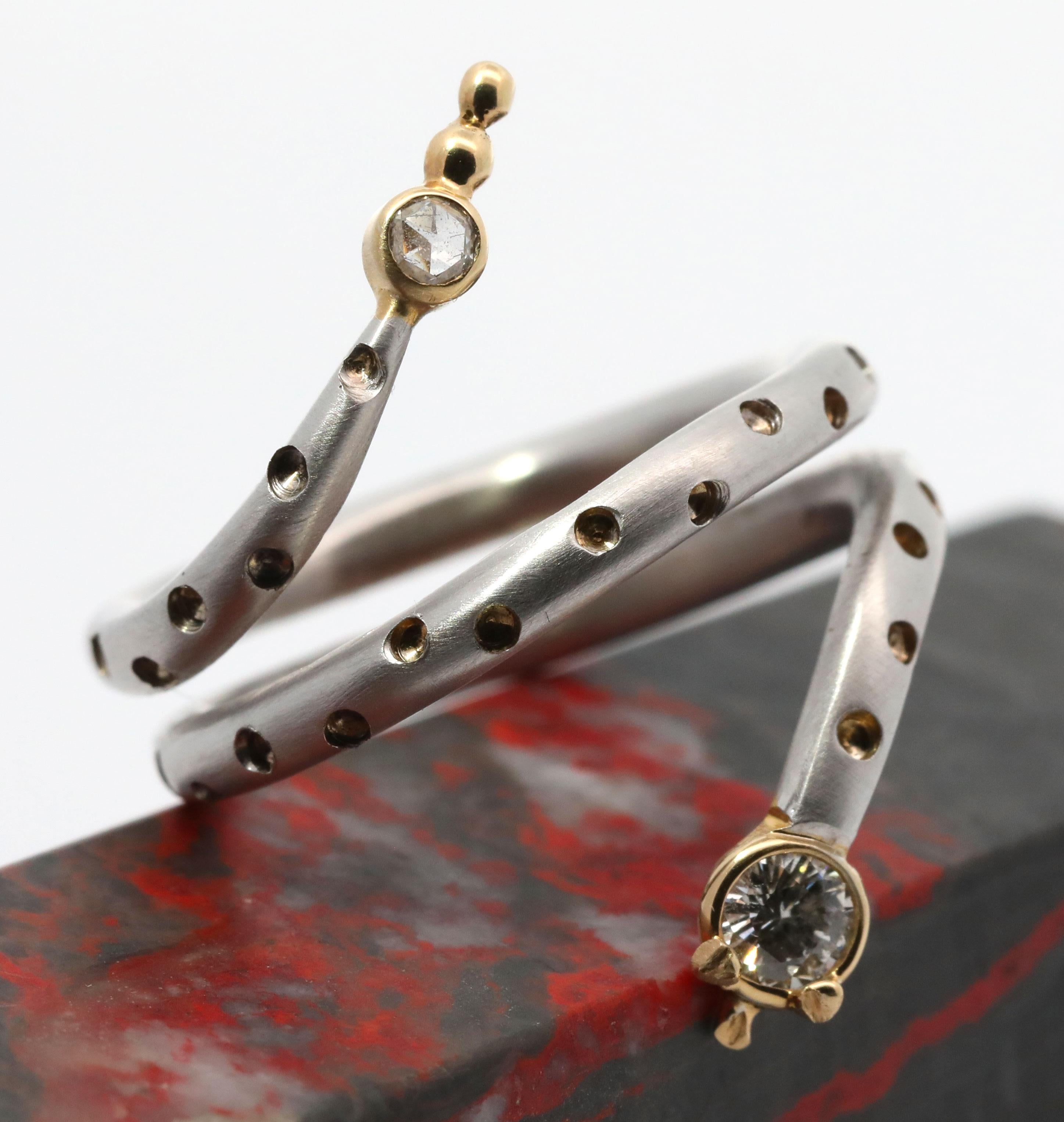 Moderne Hand Made - Bague serpent en or jaune et blanc 14K sertie de diamants naturels en vente