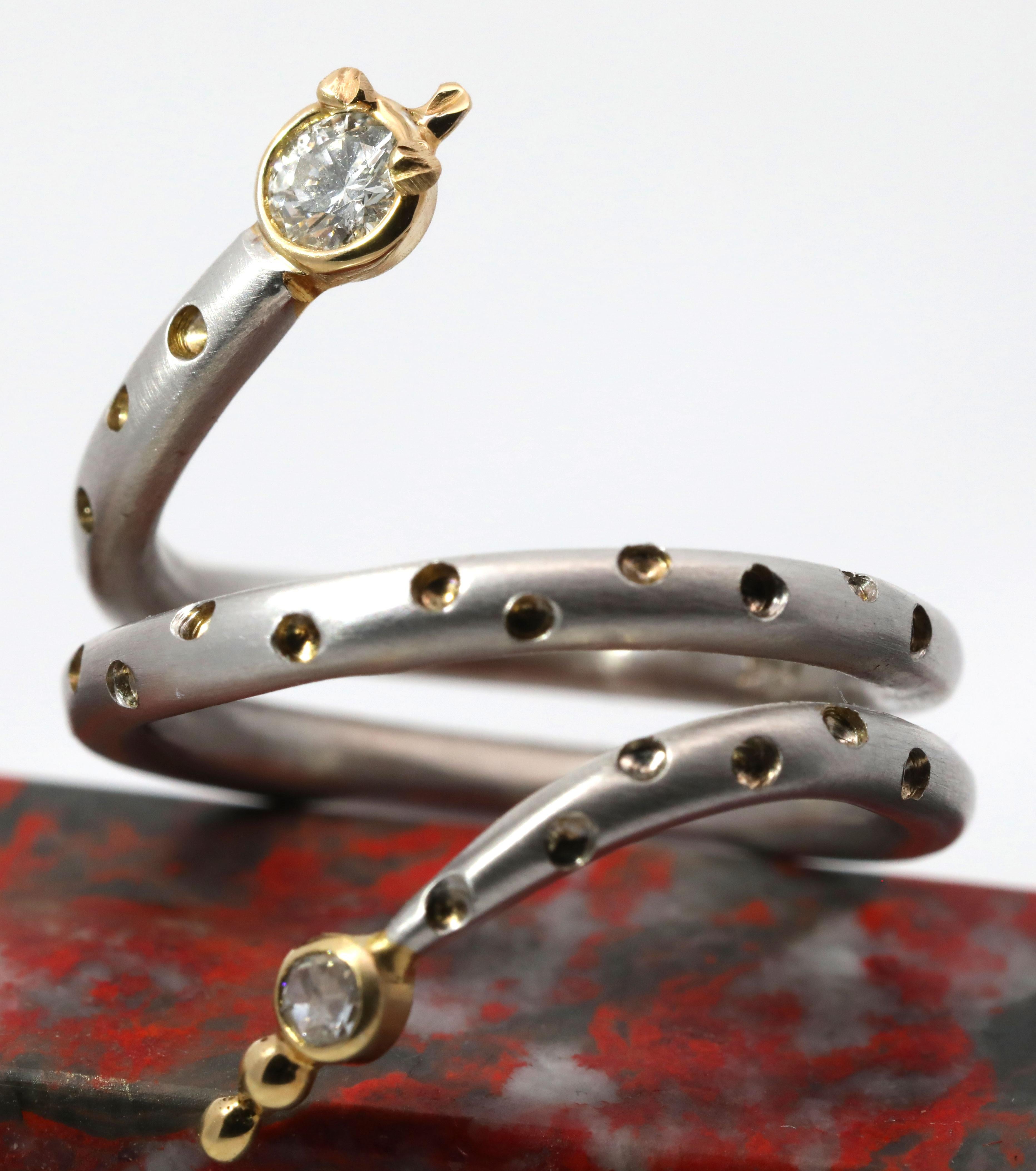 Hand Made - Bague serpent en or jaune et blanc 14K sertie de diamants naturels Unisexe en vente
