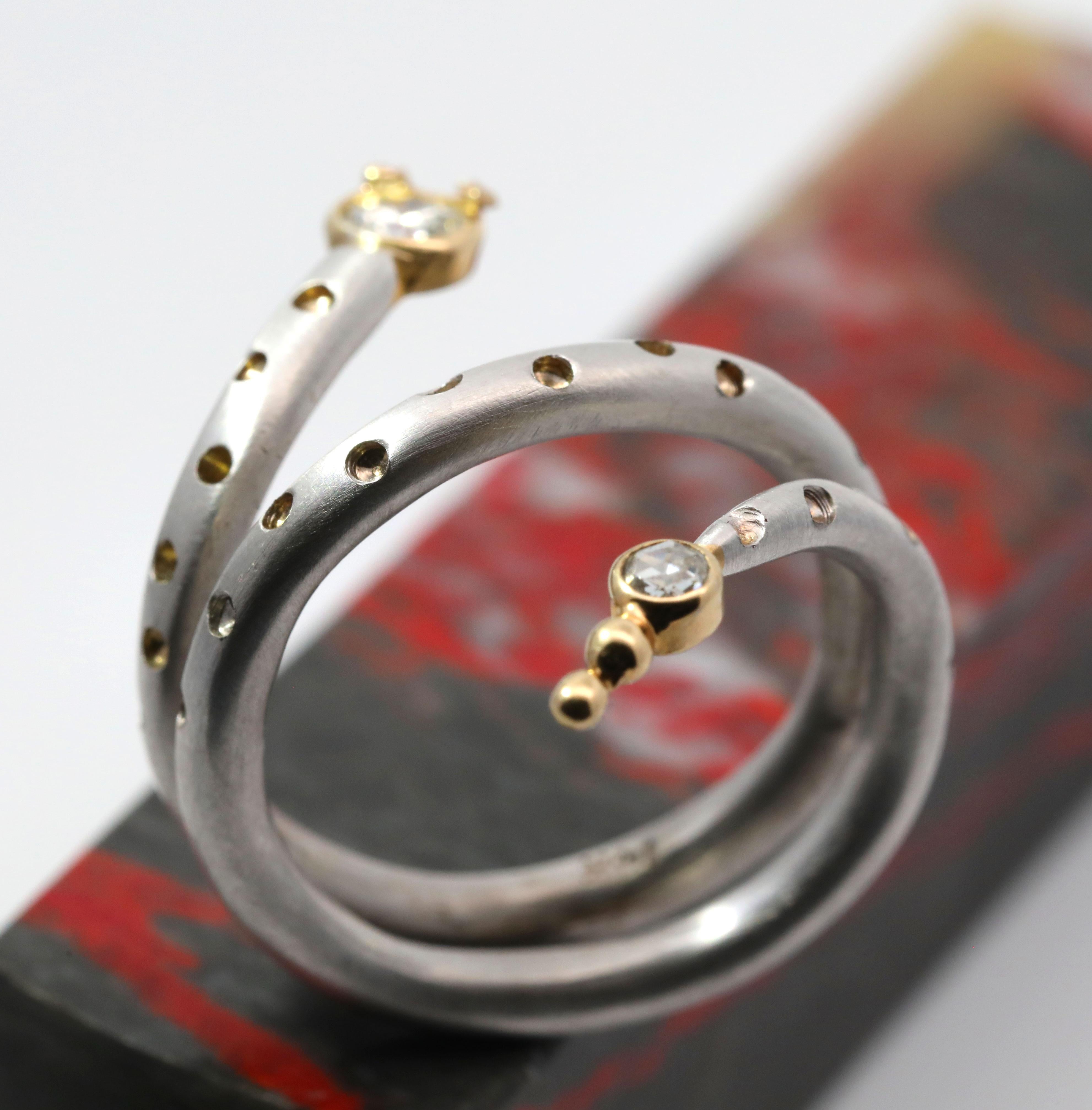 Hand Made - Bague serpent en or jaune et blanc 14K sertie de diamants naturels en vente 1