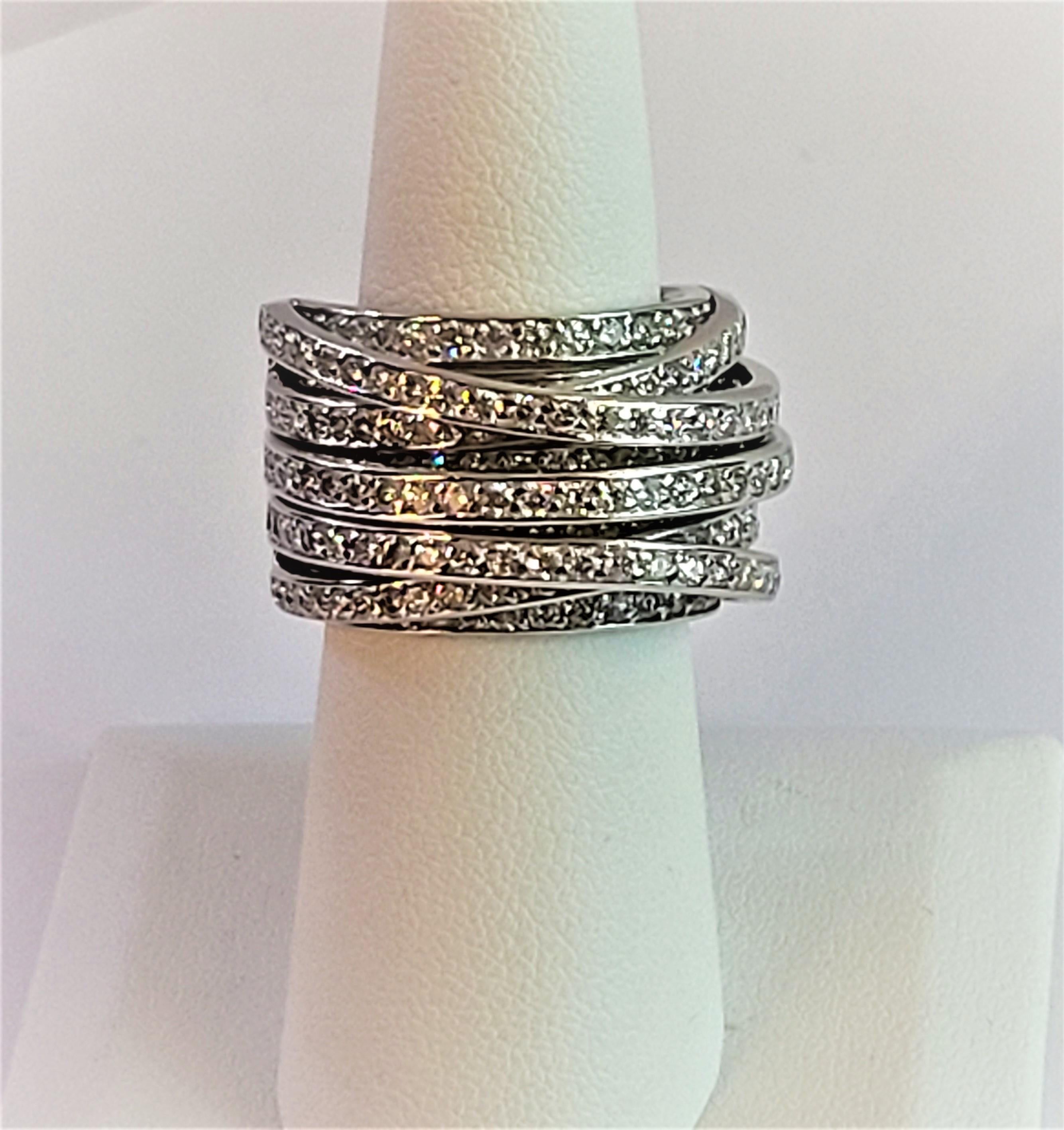 Handgefertigter Ring aus 18 Karat Weißgold mit Diamanten Größe 7 (Rundschliff)