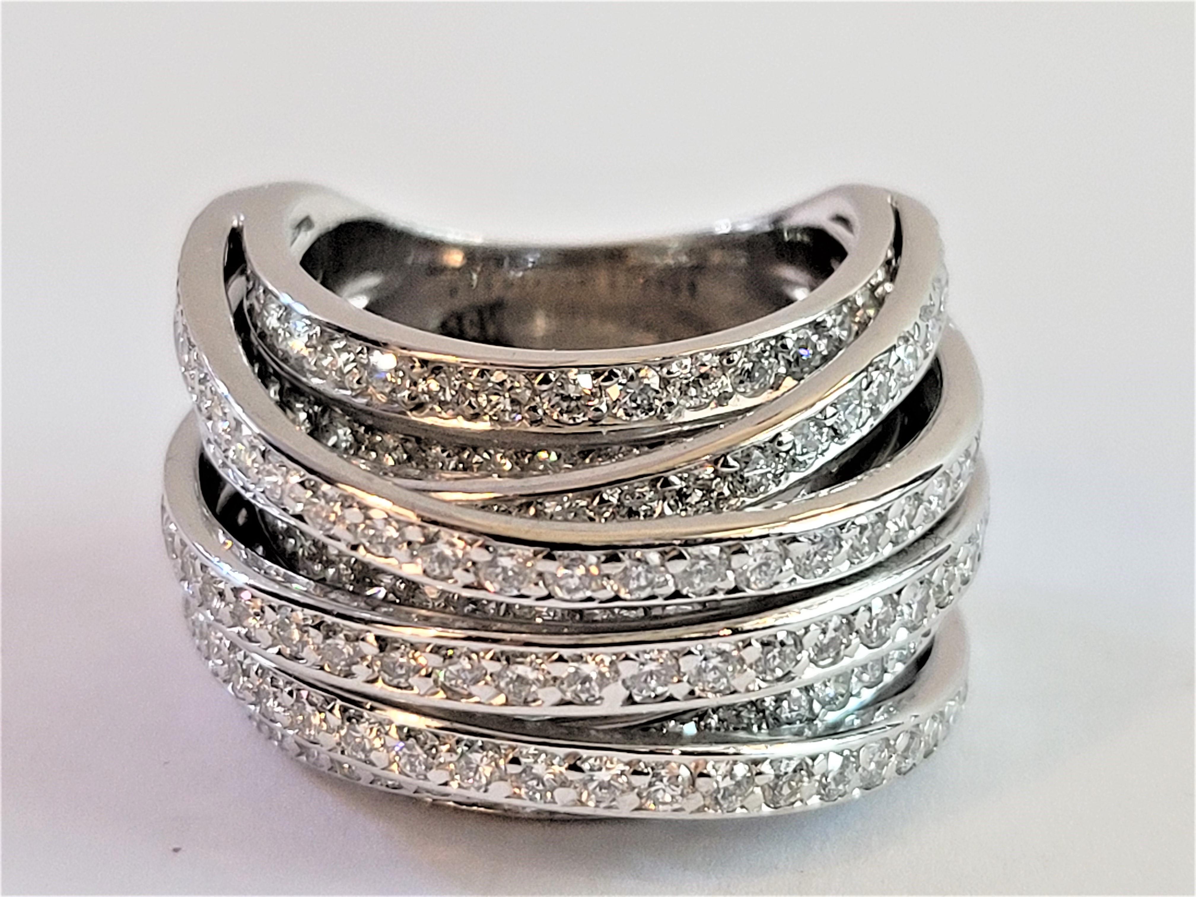 Handgefertigter Ring aus 18 Karat Weißgold mit Diamanten Größe 7 im Zustand „Neu“ in New York, NY