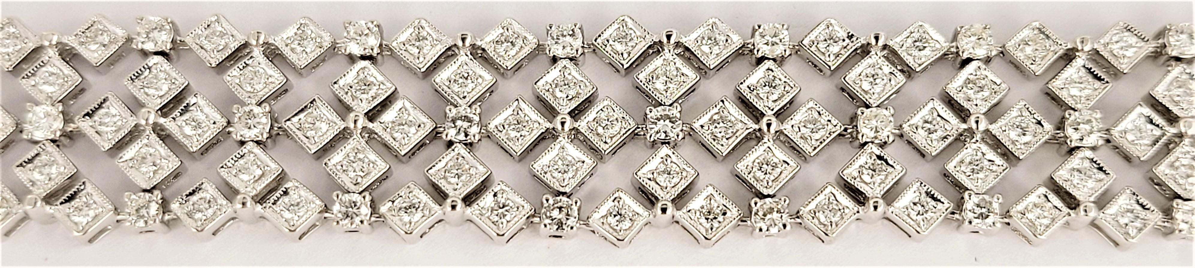 Bracelet pour femmes fait à la main avec des diamants 
MATERIAL Or blanc 18K 
Diamants 3.50ctw
Clarté du diamant VS
Grade de couleur F 
Dimensions 7.5'' x 0.56''
Poids du bracelet 35.4gr 
Condit New, never worn 
Prix de détail $ 19000