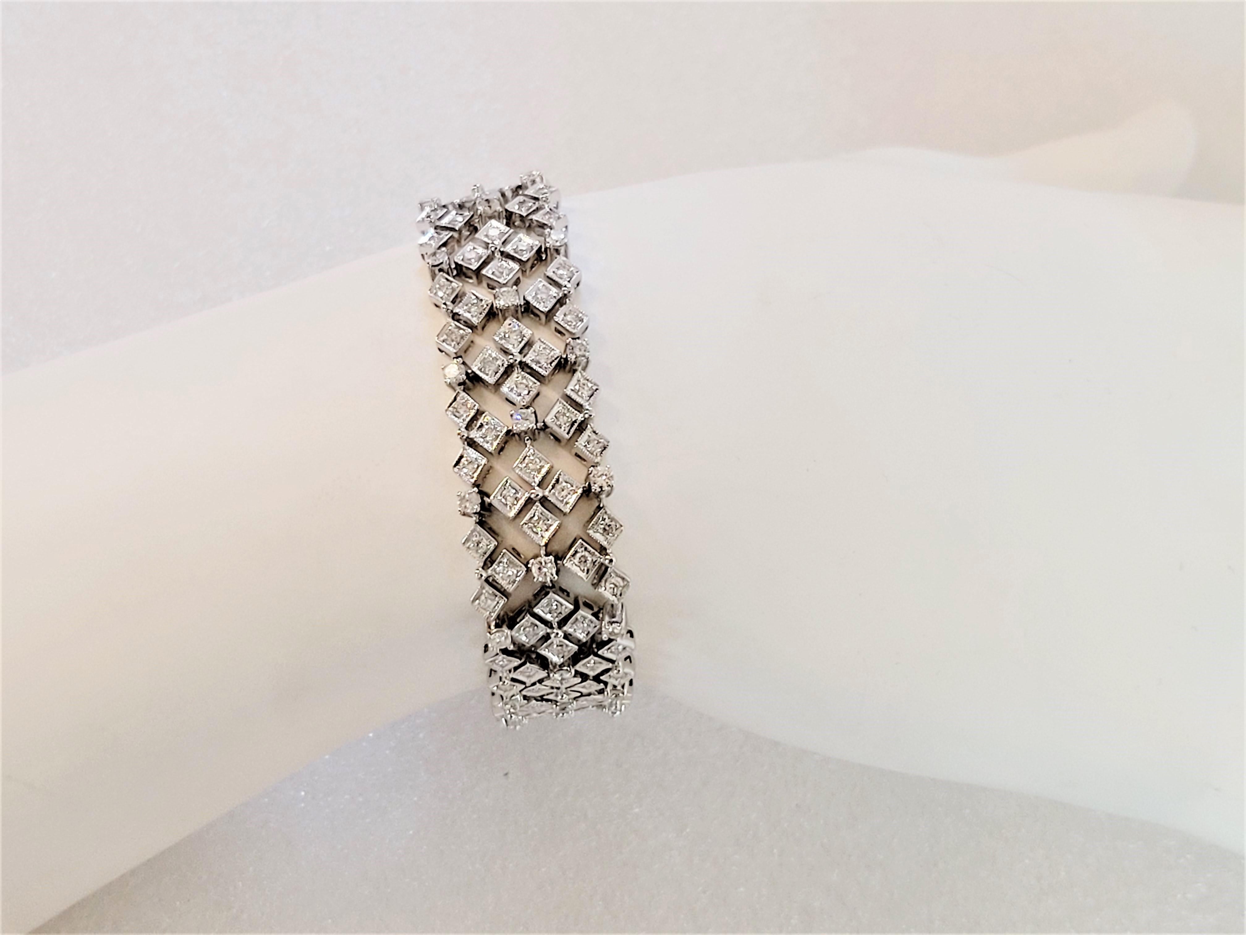 Taille ronde Bracelet pour femmes en or blanc 18 carats fait à la main avec diamants en vente