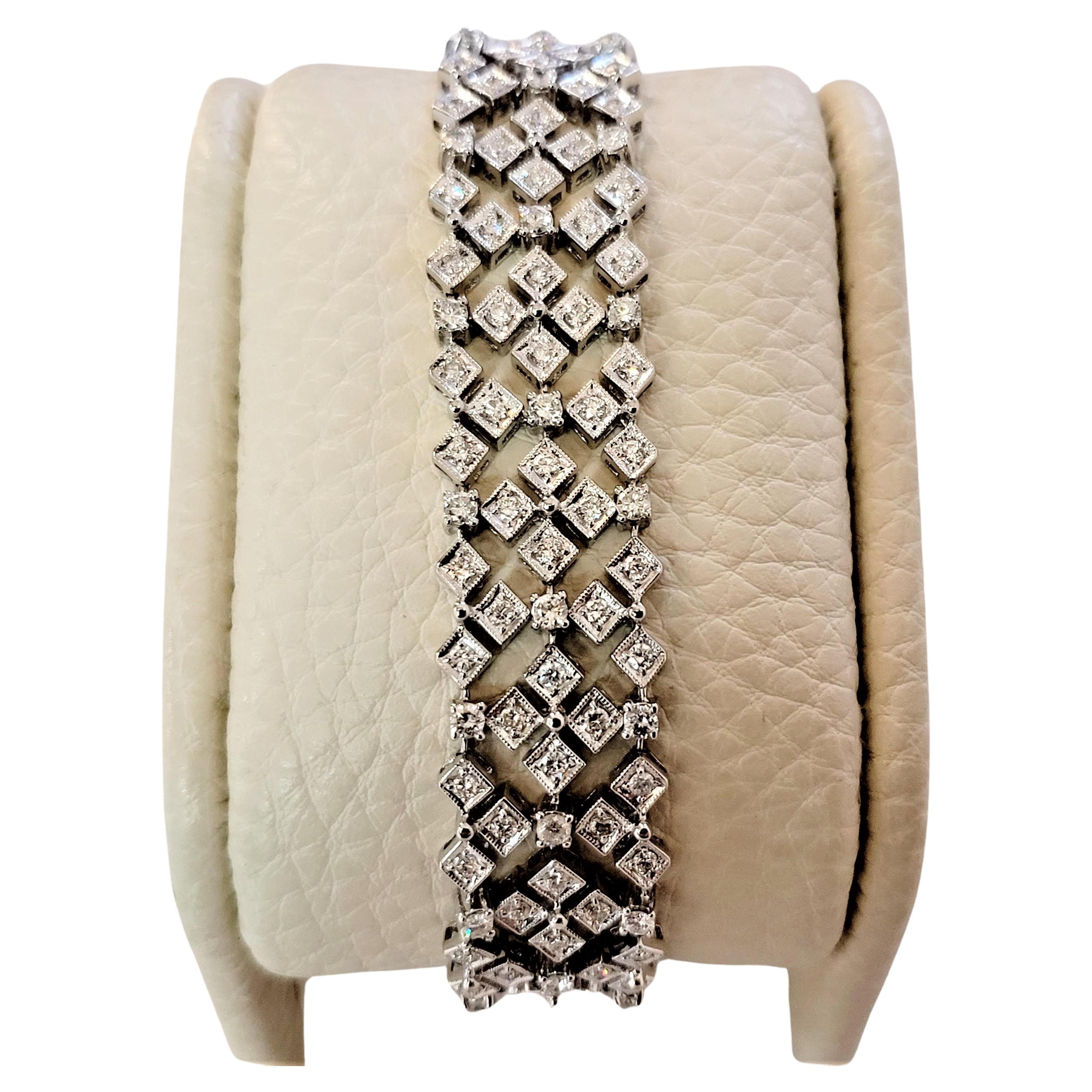 Bracelet pour femmes en or blanc 18 carats fait à la main avec diamants en vente
