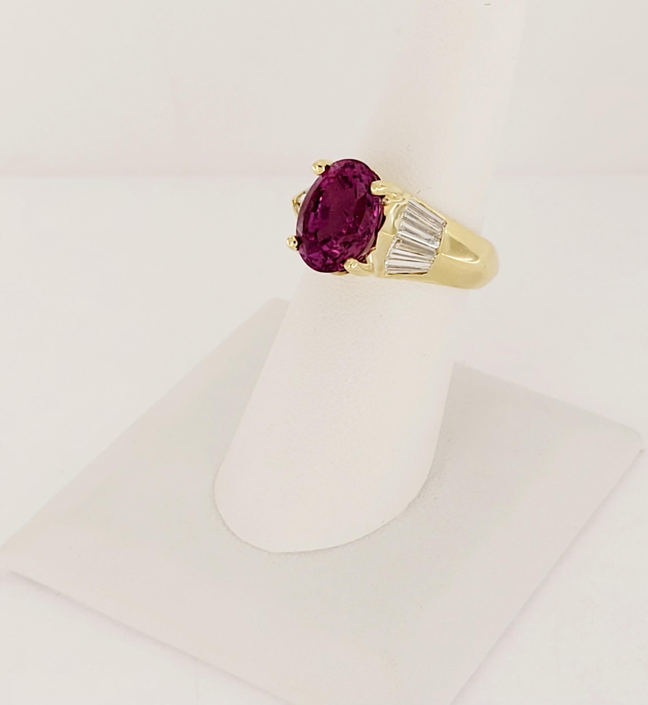 Handgefertigt  18K Gelb  Goldring mit rosa Saphir und Diamanten (Ovalschliff) im Angebot