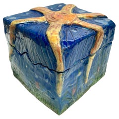 Hand Made abstrakte skulpturale glasierte Keramik-Box. Montierter Deckel