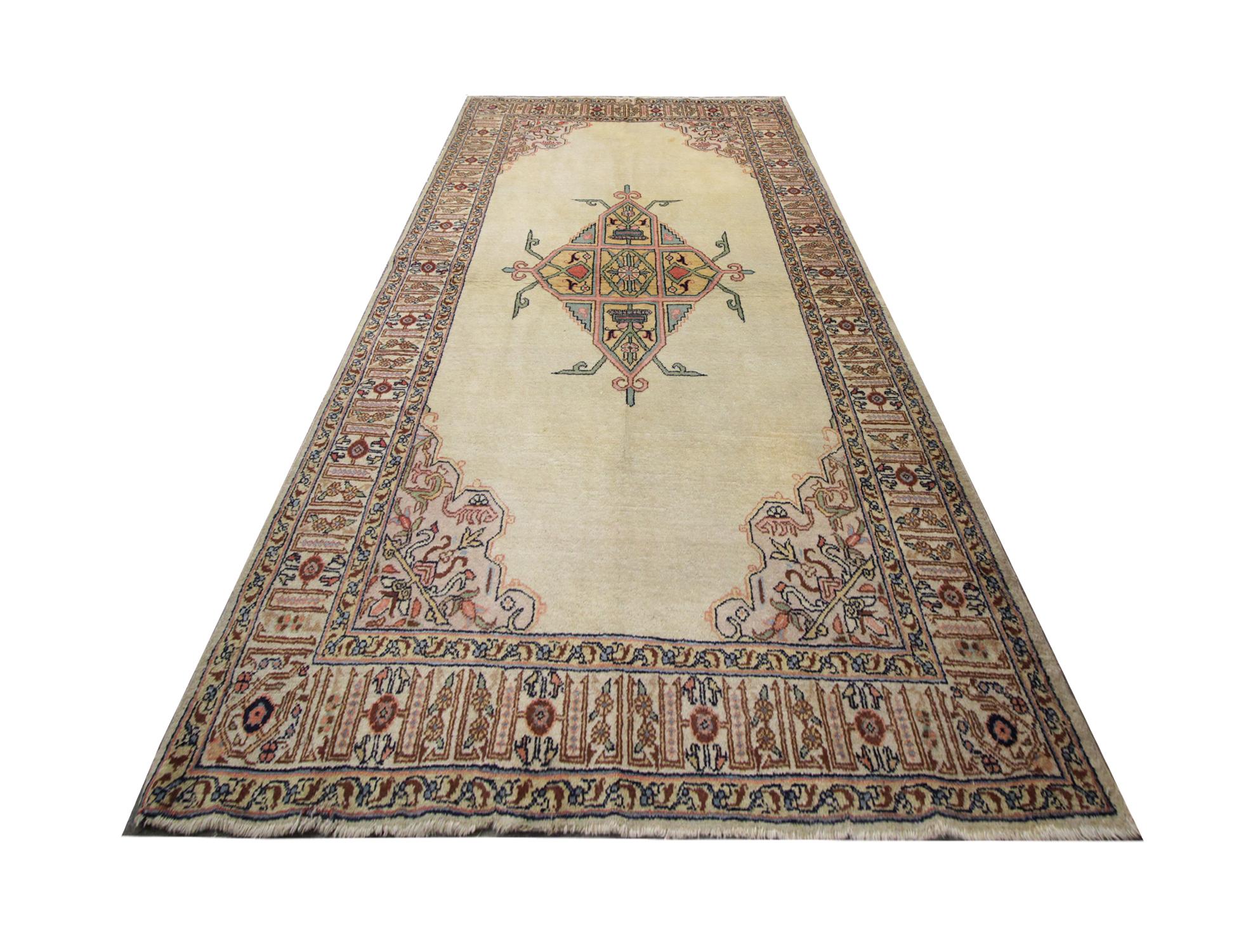 Tejido a mano con atrevidos colores en crema, beige, rosa y azul y motivos florales y geométricos. El gran medallón central se asienta sobre un fondo crema, un diseño geométrico Herati presenta azules y verdes que contrastan maravillosamente. Esta