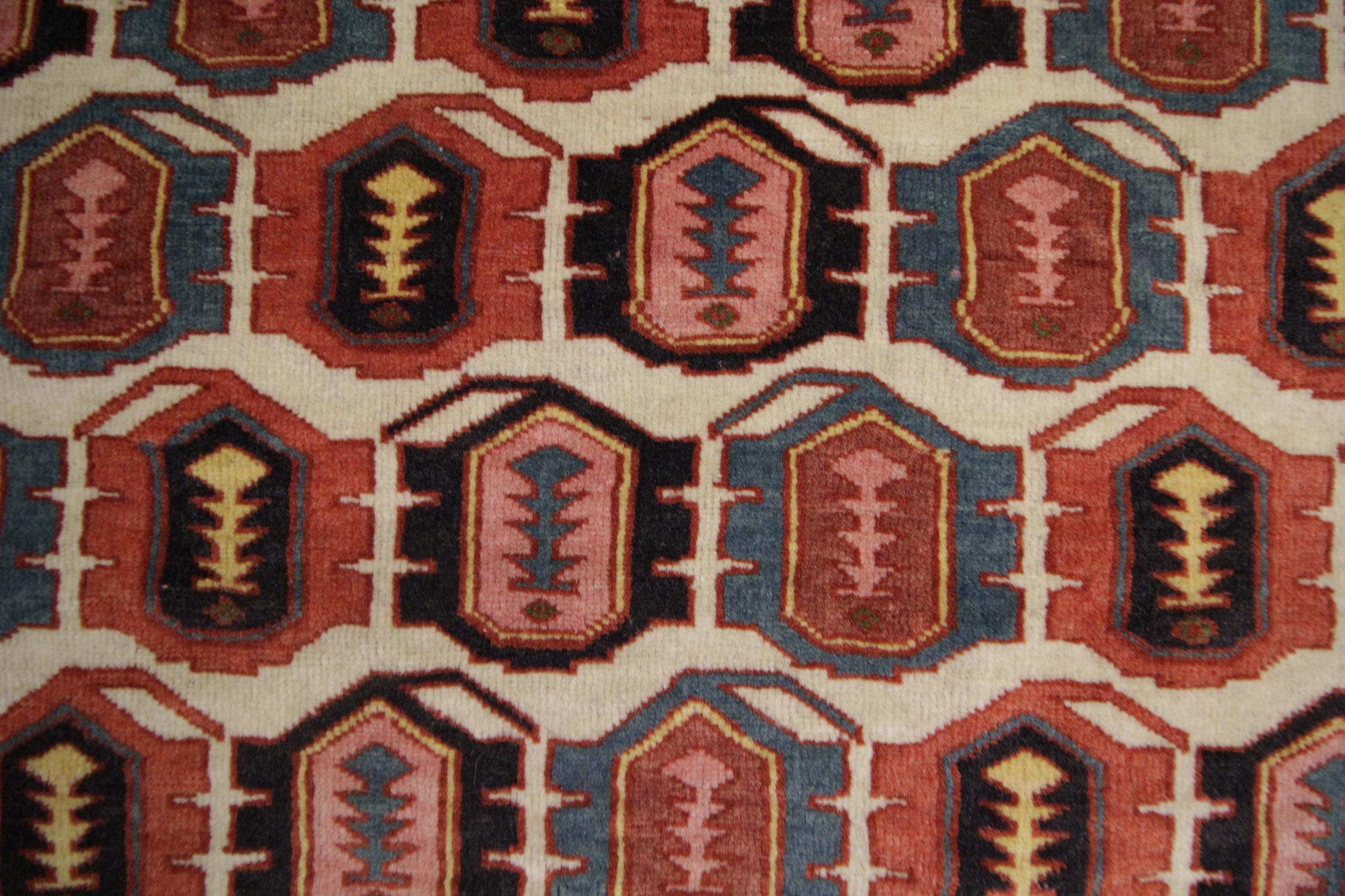 Tapis de salon caucasien tribal antique fait à la main:: tapis à motif universel Bon état - En vente à Hampshire, GB