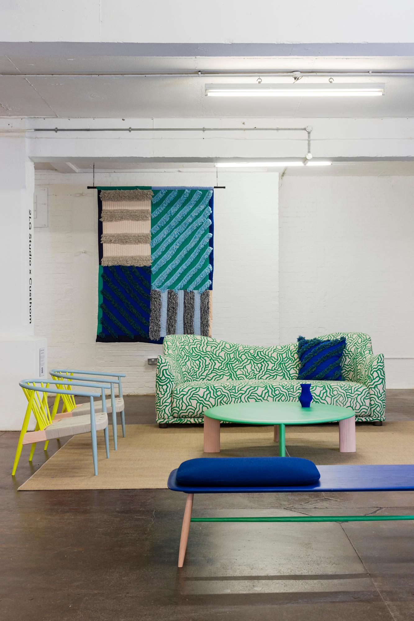 Name  Granit + Smoke x 2LGStudio Salvage Wandbehang 01. 1/1 

Abmessungen  200cm x 152cm Farbe  Blau, marineblau, grün

Material  Handgefertigt und appliziert von Granite + Smoke in London und Schottland aus Fabrikabfällen, Restposten und