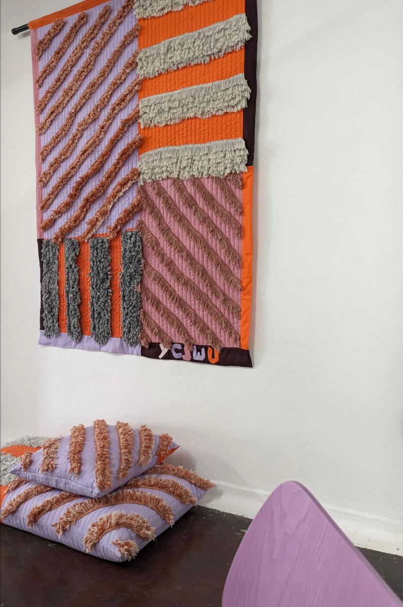 Name  Granit + Smoke x 2LGStudio Salvage Wandbehang 03. 1/1 

Abmessungen  200cm x 152cm Farbe  Orange, Rosa, Lila, Cremes

Material  Handgefertigt und appliziert von Granite + Smoke in London und Schottland aus Fabrikabfällen, Restposten und