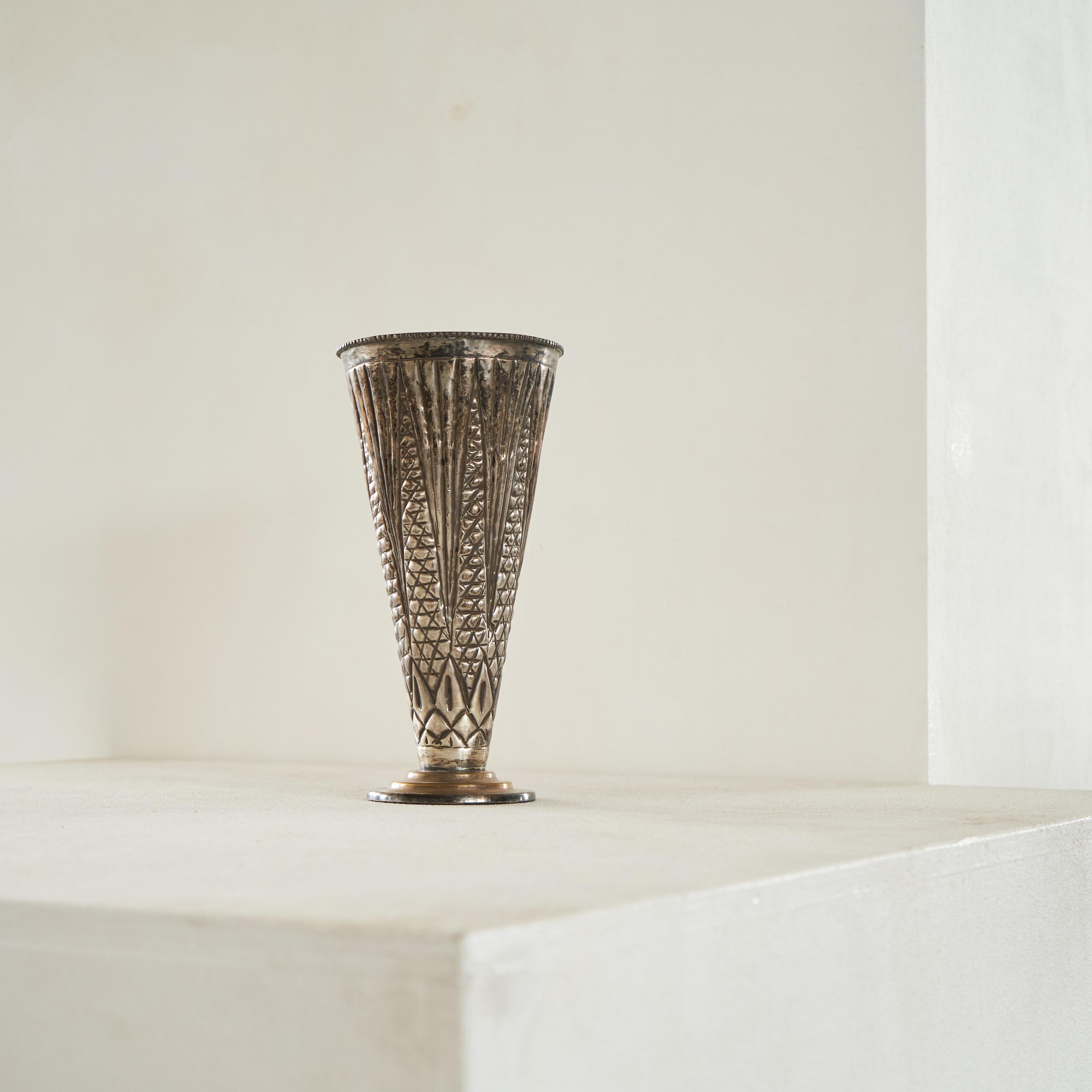 Hand Made Art Deco Vase in Patinated Silver Plate, 1930s.

Beautiful slender and stylish art deco vase in silver plated metal. Hand made and hand hammered, this vase shows great eye for detail and very elegant proportions. Great as a stand alone