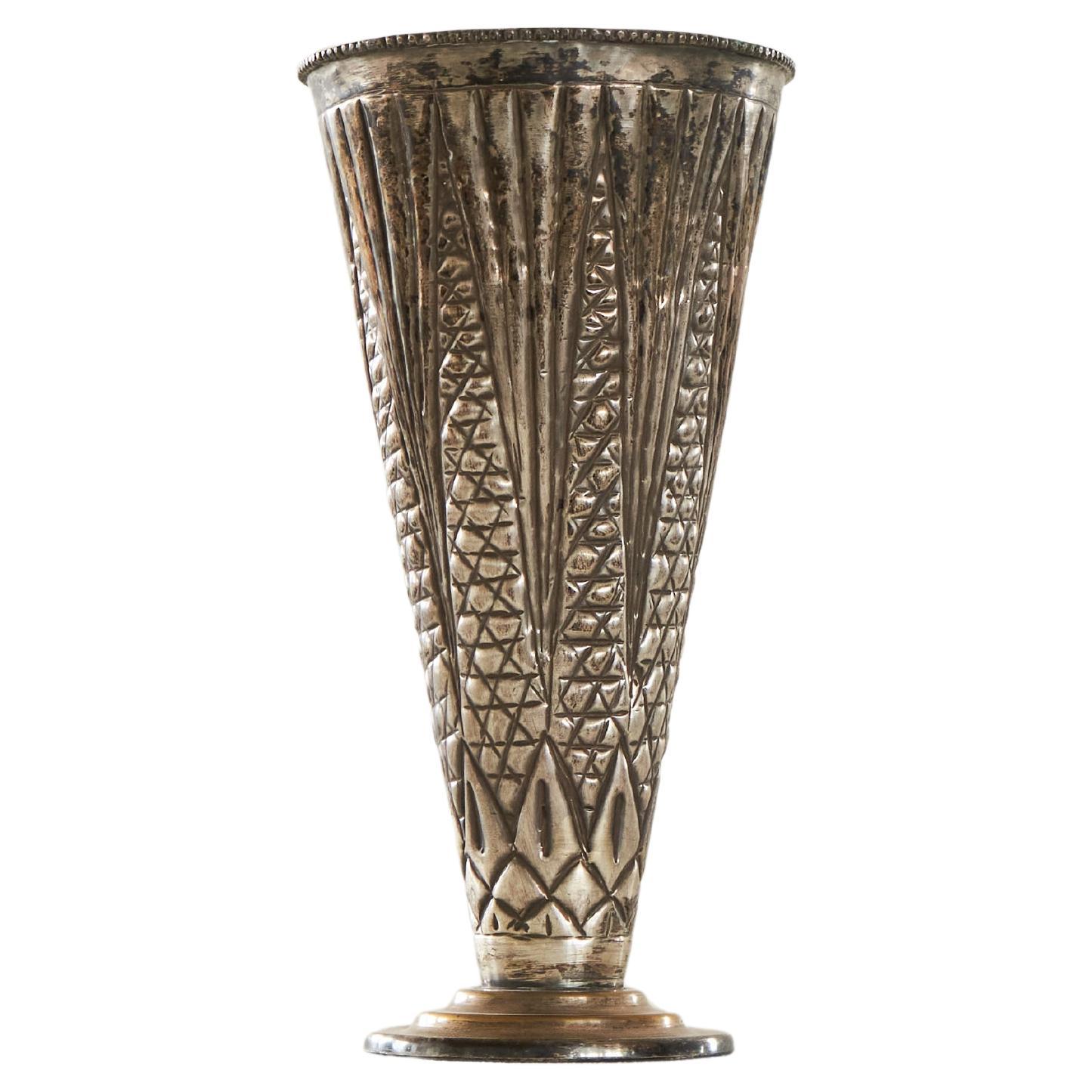 Vase Hand Made Art Deco en métal argenté patiné, années 1930