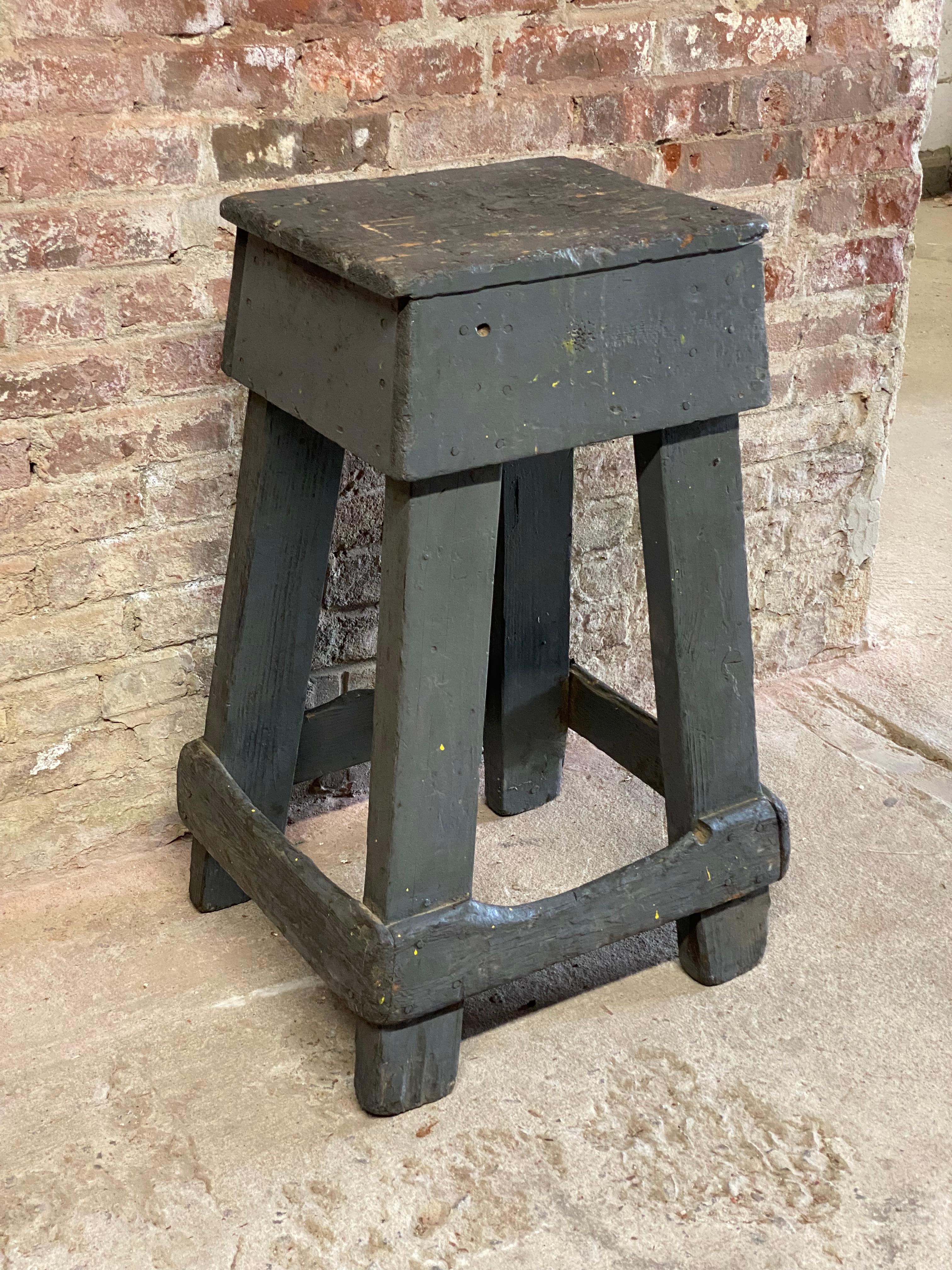 Tabouret d'atelier d'artiste de bonne taille et robuste. Fantastique usure souhaitable et utilisation. Vieille peinture grise usée avec des pertes et des éclaboussures de peinture aléatoires provenant de projets d'artistes et de studios. Vers 1950.
